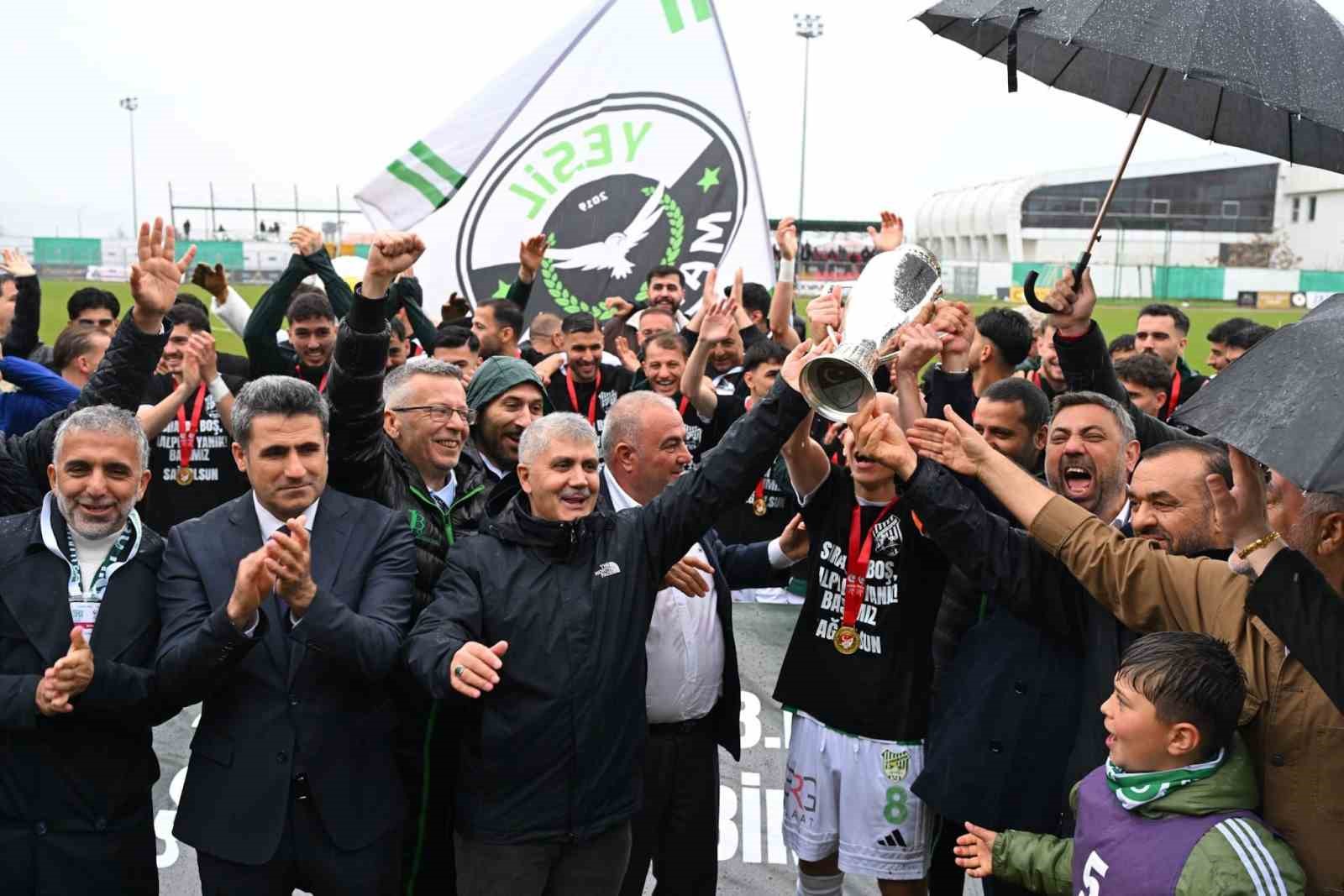 12 Bingölspor kupayı evinde kaldırıldı
