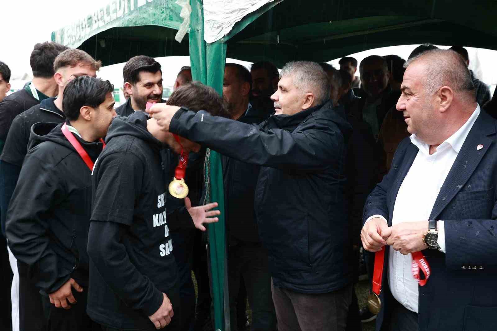 12 Bingölspor kupayı evinde kaldırıldı
