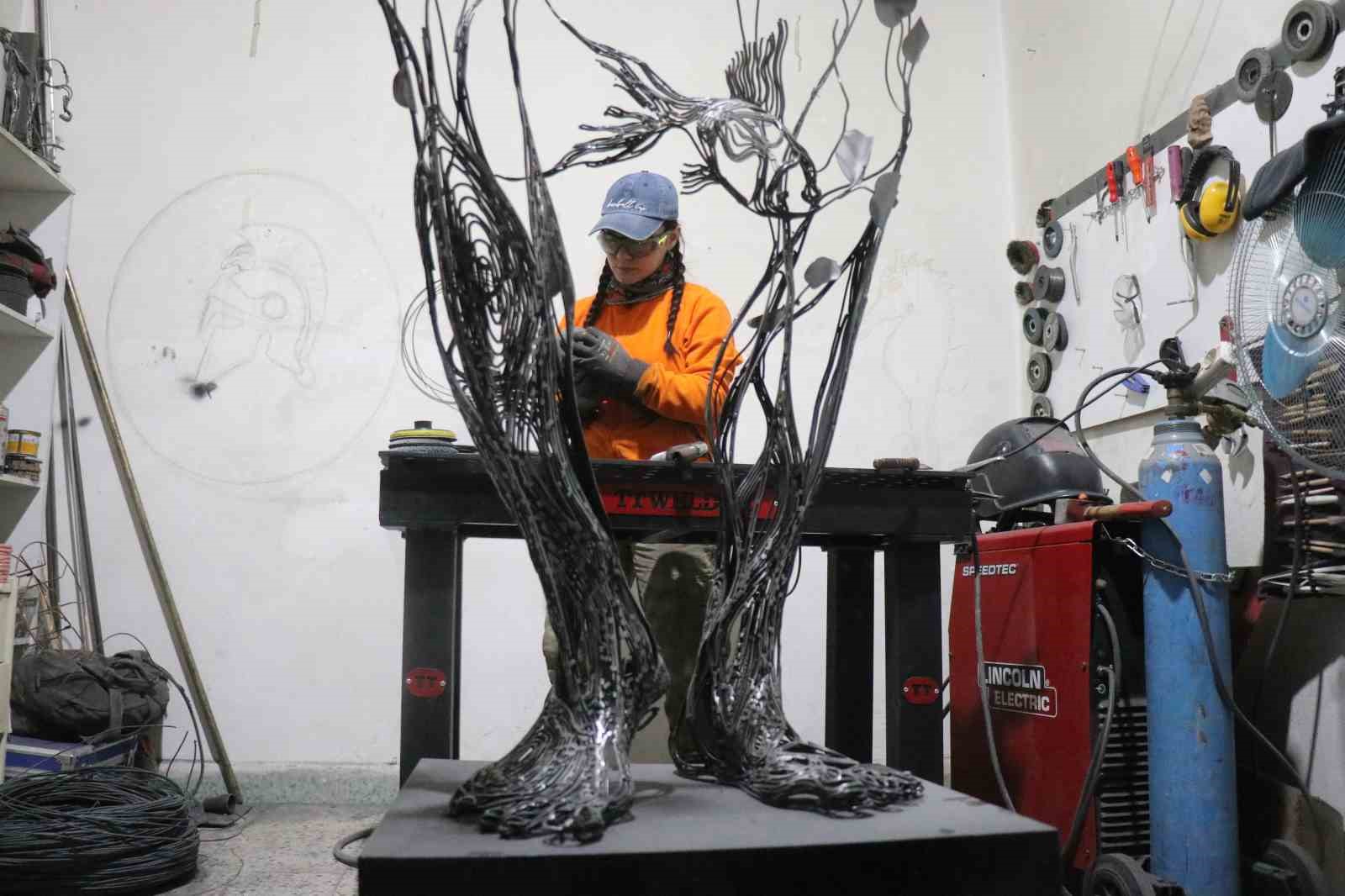 12 metrekarelik dükkandan dünyaya açılan kapı
