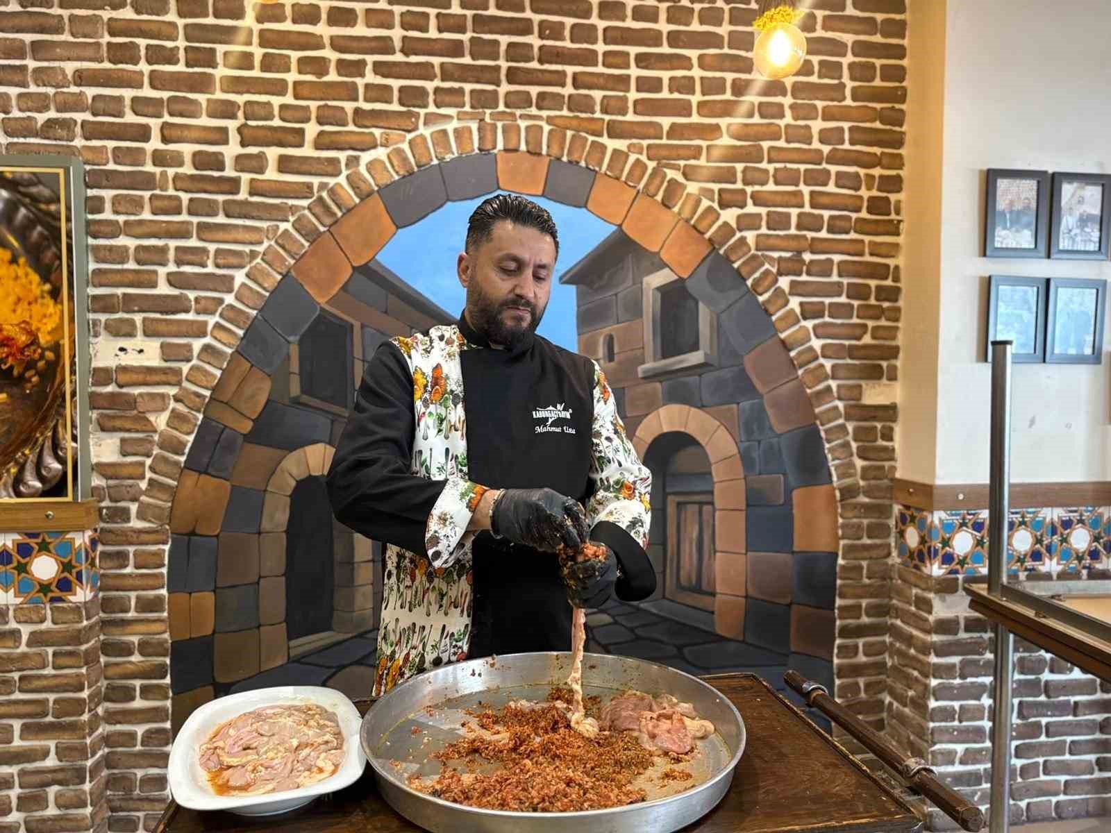 12 metrelik mumbar dolmasıyla Mardin mutfağına dikkat çektiler
