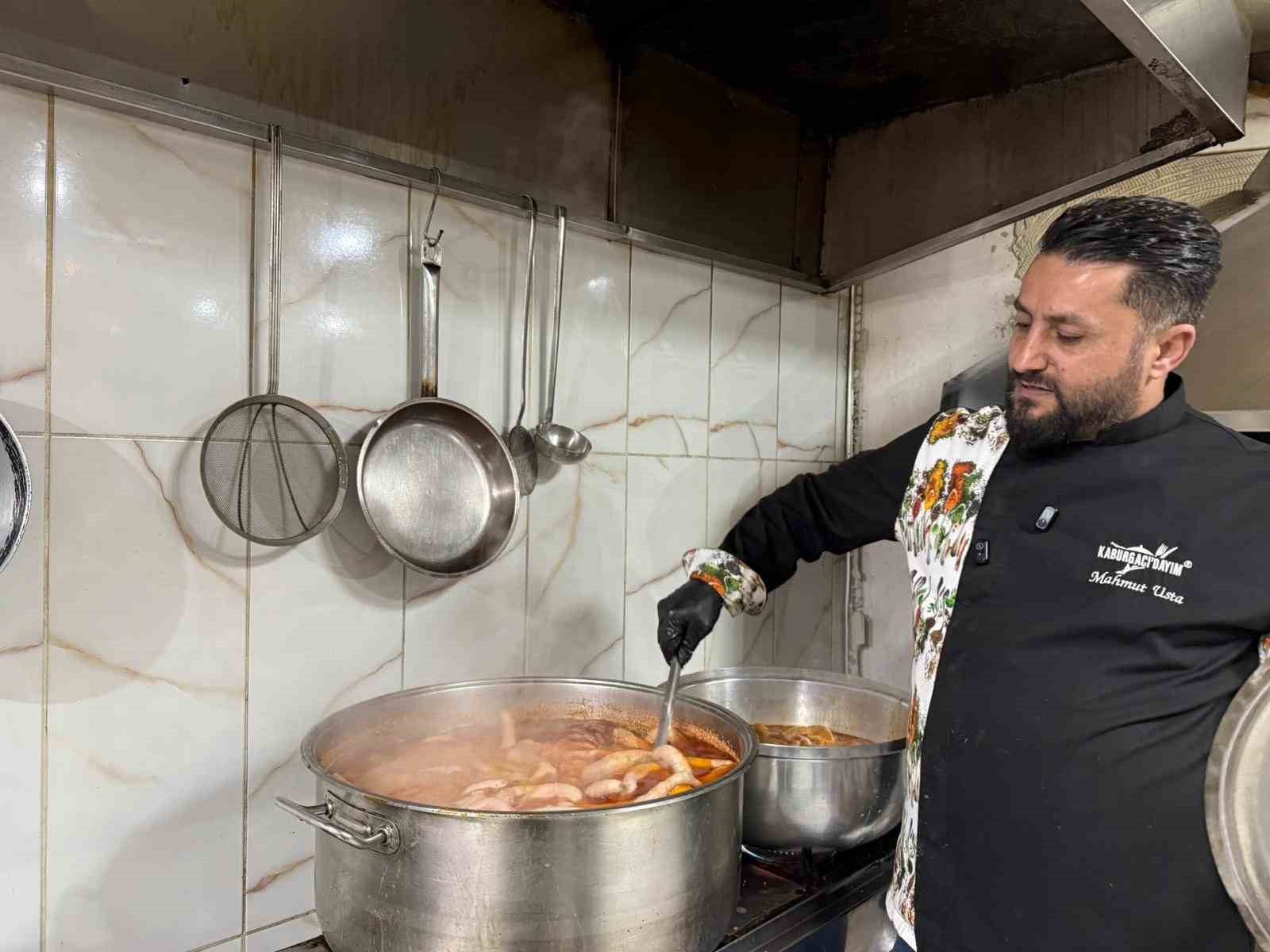 12 metrelik mumbar dolmasıyla Mardin mutfağına dikkat çektiler
