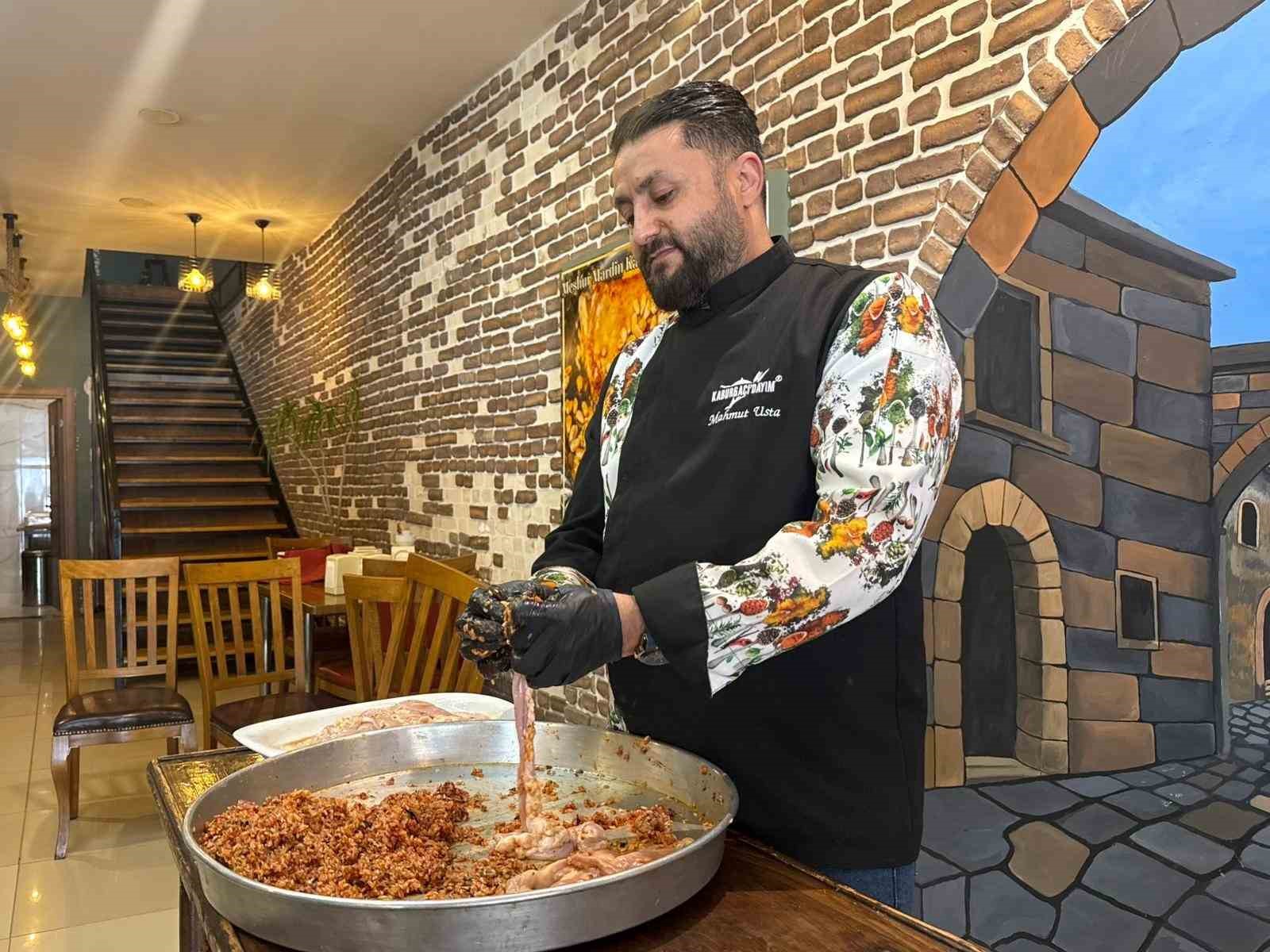 12 metrelik mumbar dolmasıyla Mardin mutfağına dikkat çektiler
