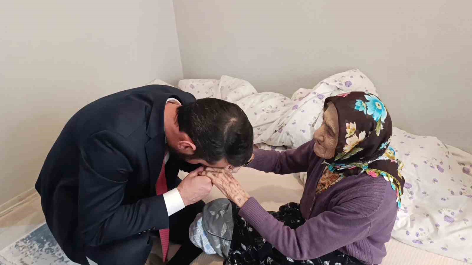 121 yaşındaki Saadet teyze, ziyaretçilerinden bakın ne istedi
