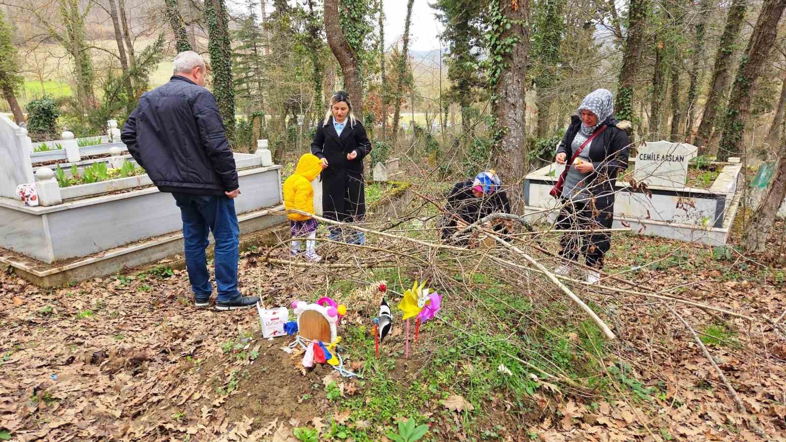 13 yaşındaki kızlarını kazada kaybeden ailenin en acı bayramı
13 yaşındaki kızlarını kazada kaybeden ailenin en acı bayramı