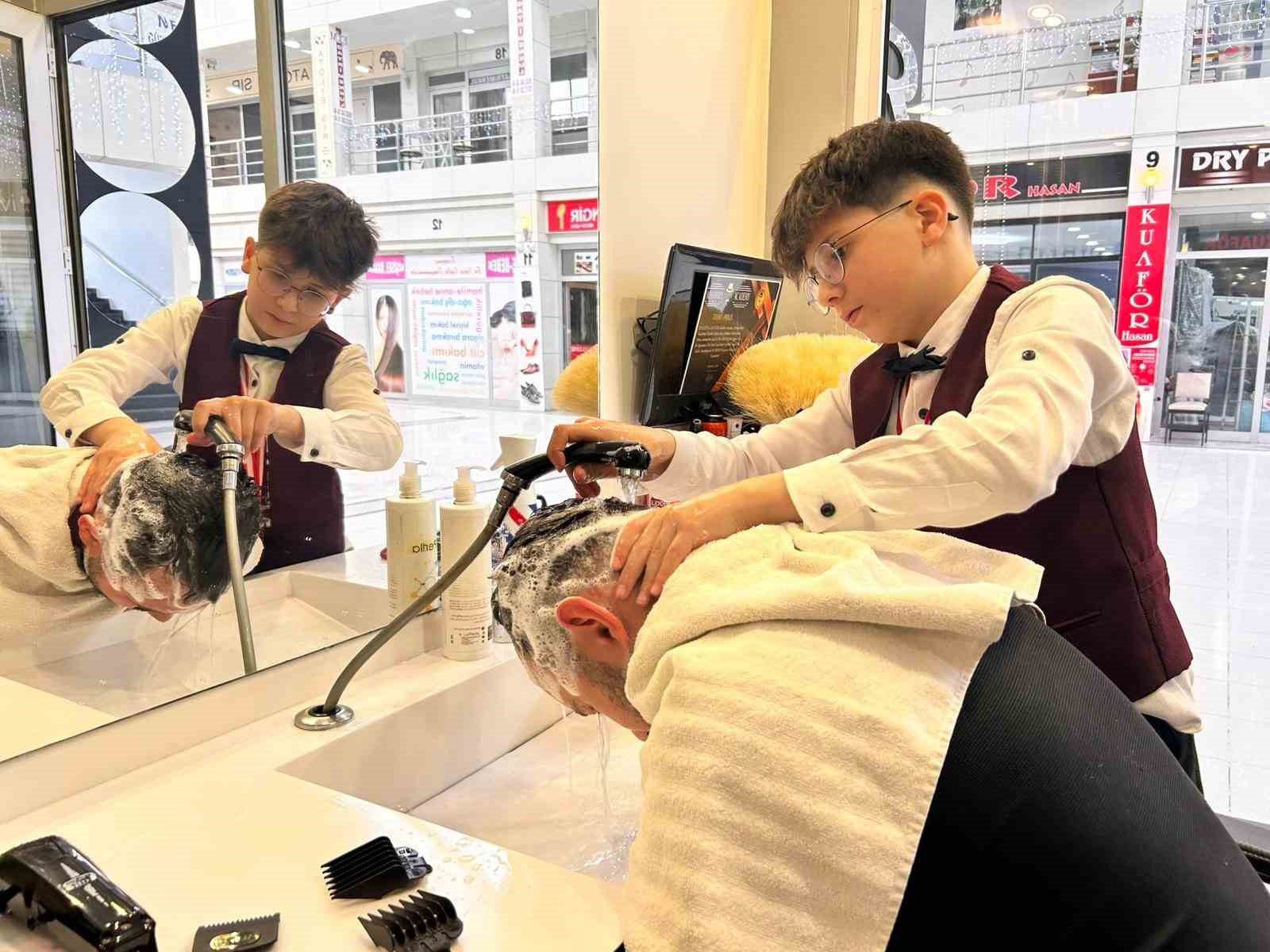 13 yaşındaki kuaför Çınar, küçük yaşına rağmen ustalarına taş çıkarıyor
