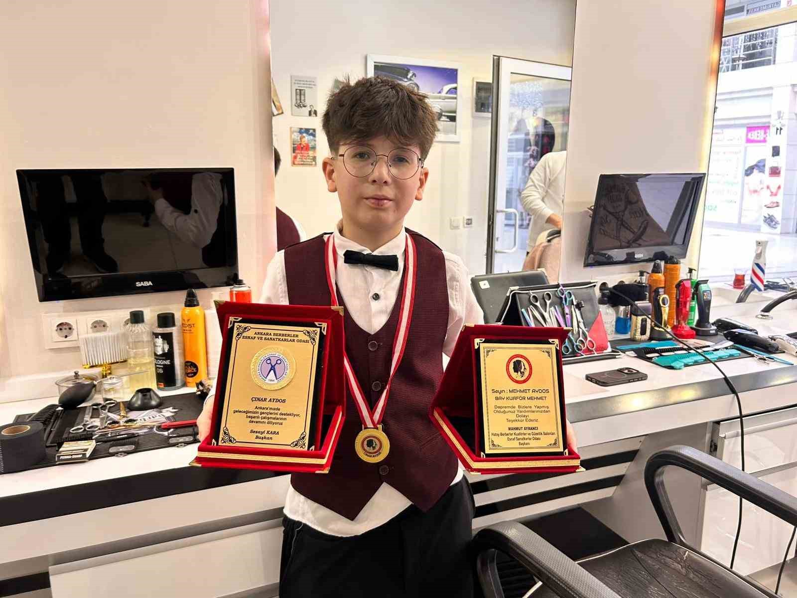 13 yaşındaki kuaför Çınar, küçük yaşına rağmen ustalarına taş çıkarıyor
