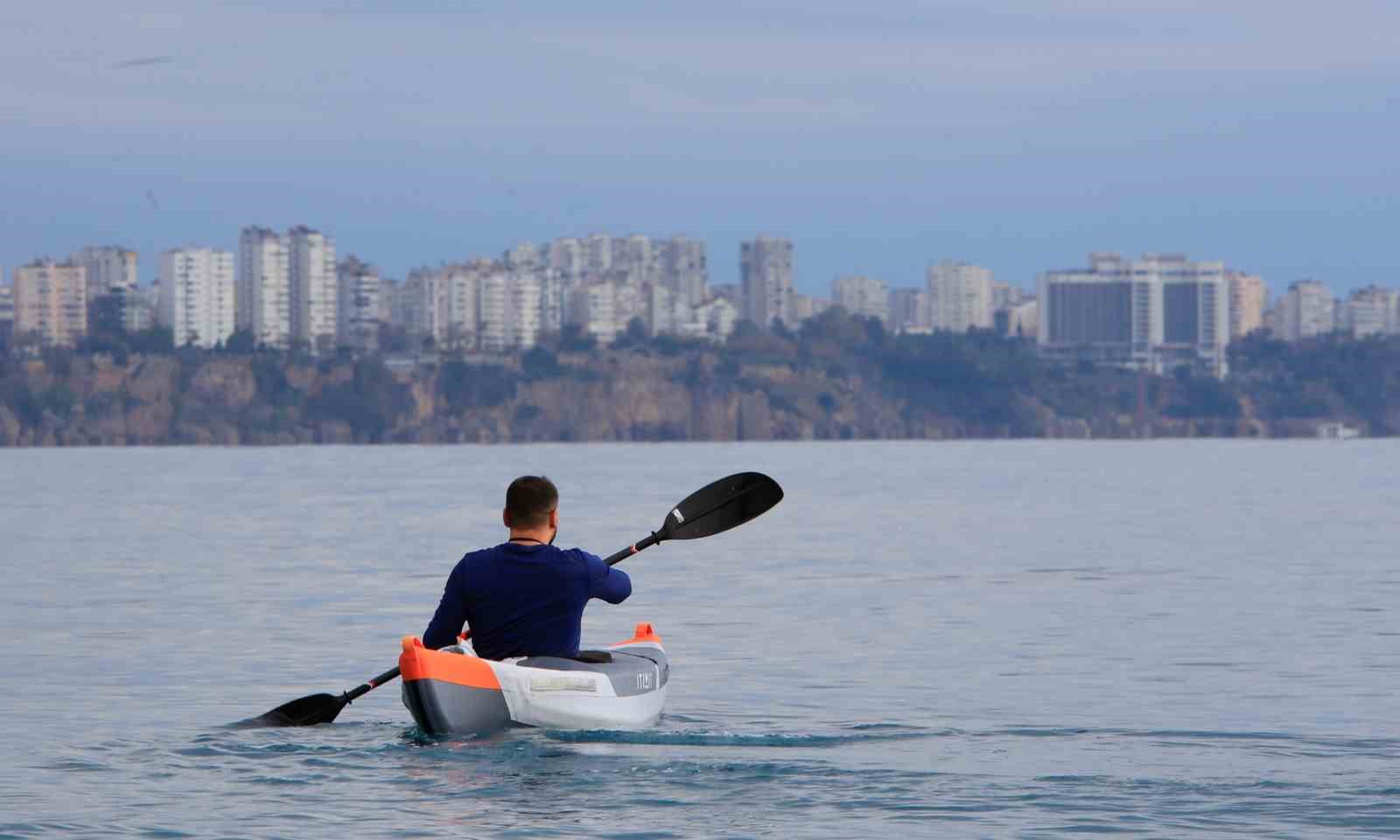 14 ilde ’sarı kod’ uyarısı verilirken, Antalya’da bahar havası yaşandı
