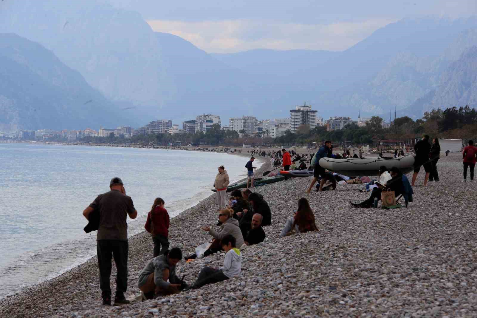 14 ilde ’sarı kod’ uyarısı verilirken, Antalya’da bahar havası yaşandı
