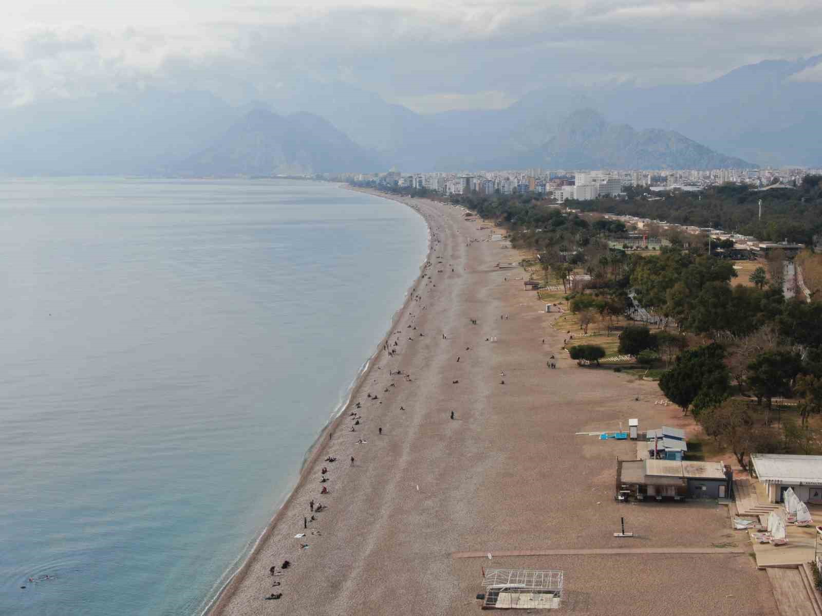 14 ilde ’sarı kod’ uyarısı verilirken, Antalya’da bahar havası yaşandı
