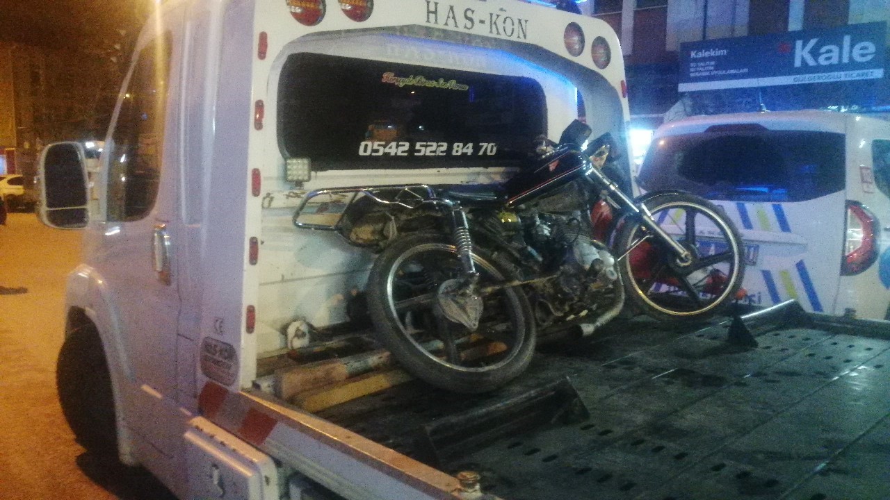 14 yaşındaki motosiklet sürücüsünün akrobasi tutkusu kazaya neden oldu: 2 yaralı
