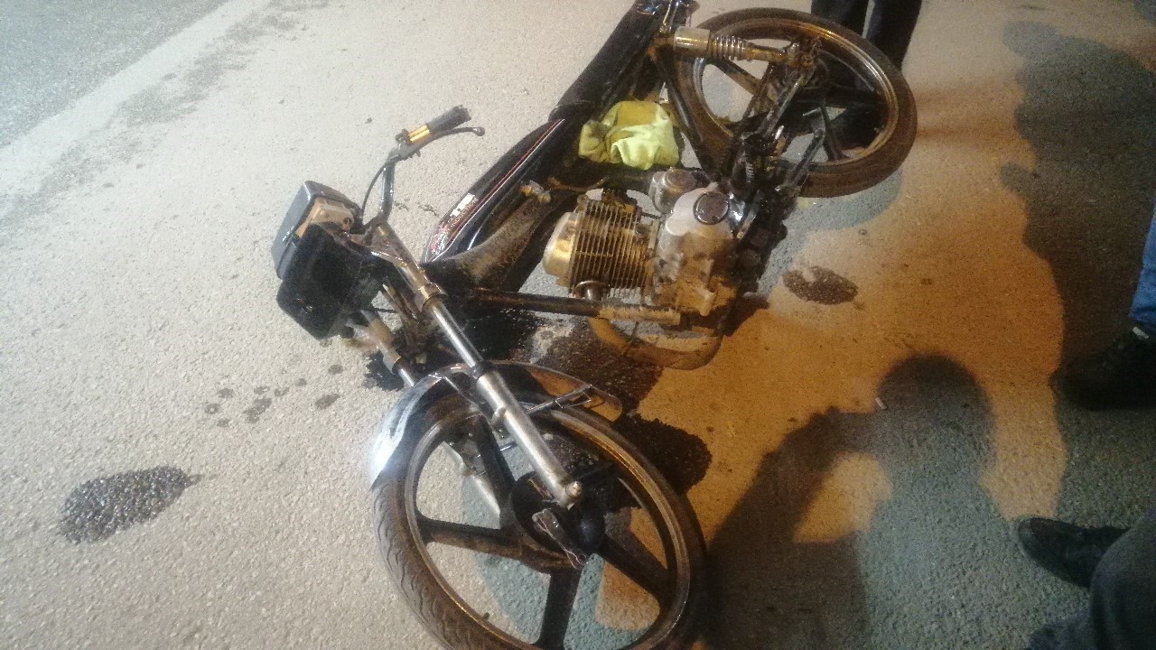 14 yaşındaki motosiklet sürücüsünün akrobasi tutkusu kazaya neden oldu: 2 yaralı
