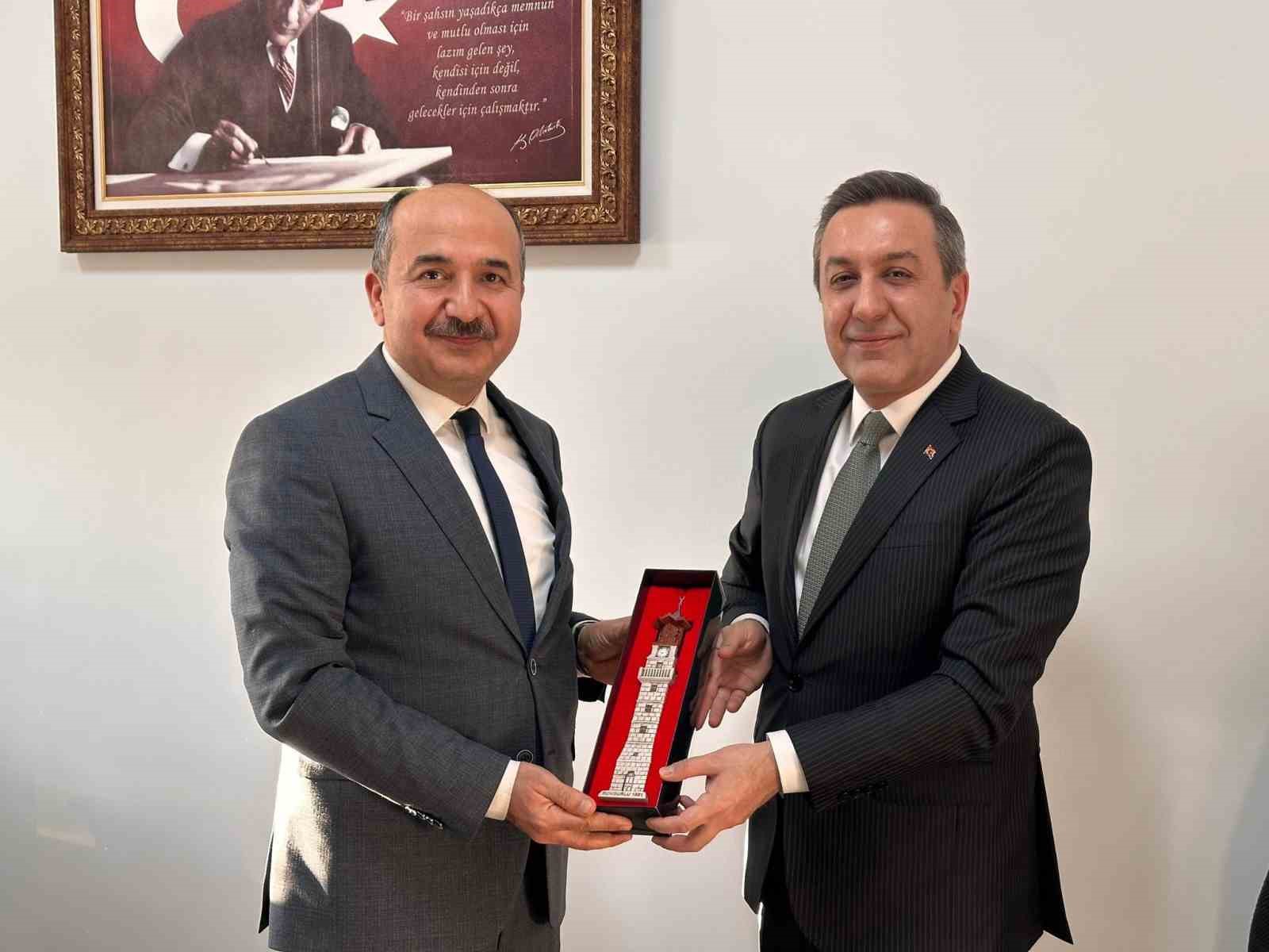 140 bin metrekarelik mesire alanının tapusu Sungurlu Belediyesi’ne devredildi
140 bin metrekarelik mesire alanının tapusu Sungurlu Belediyesi’ne devredildi