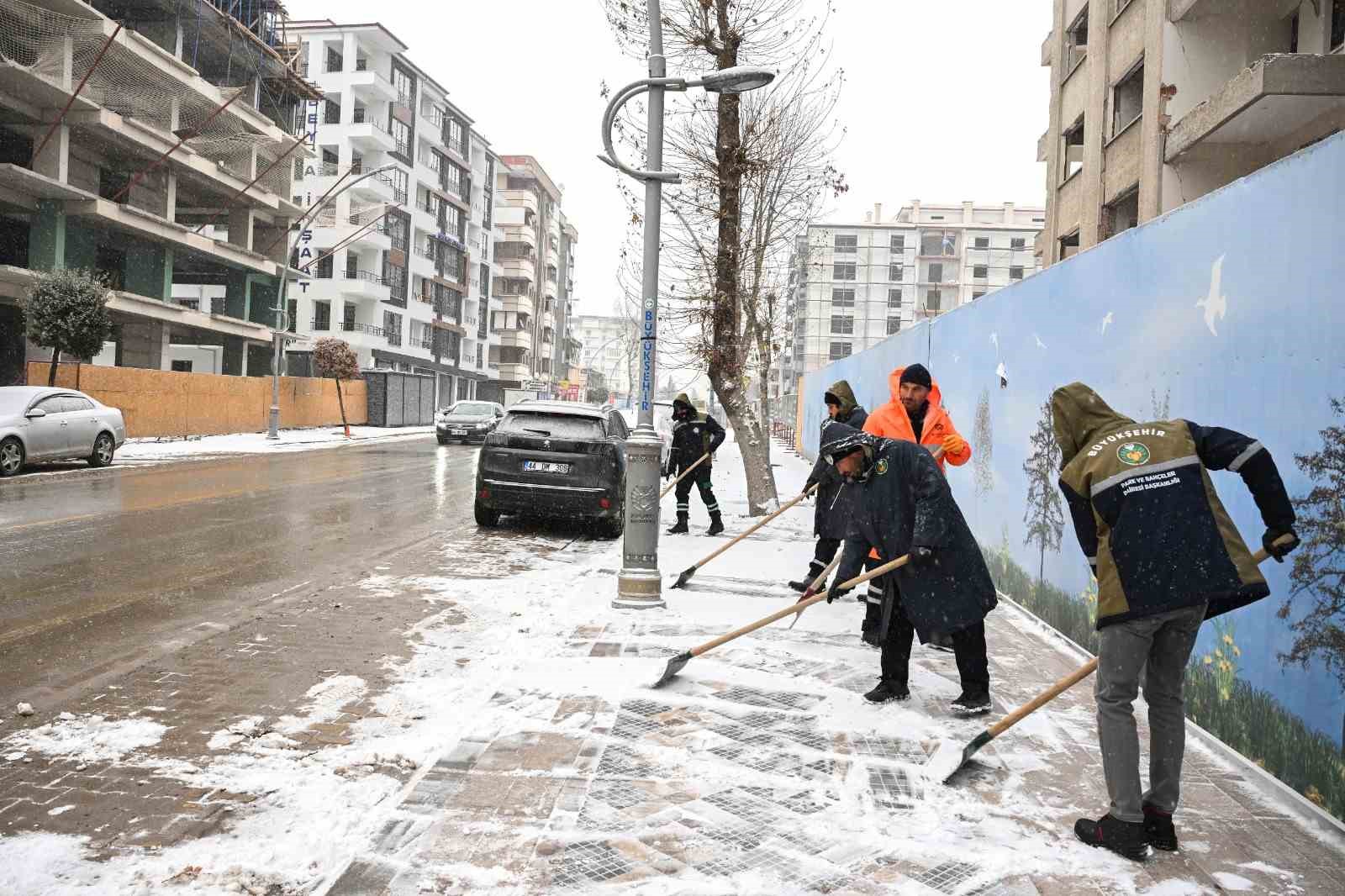149 mahallede yol açma çalışmaları devam ediyor
149 mahallede yol açma çalışmaları devam ediyor