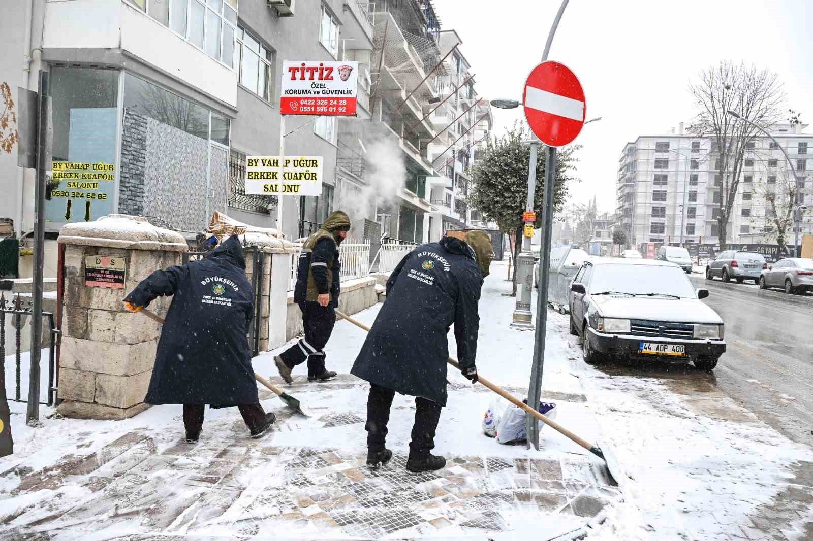 149 mahallede yol açma çalışmaları devam ediyor
149 mahallede yol açma çalışmaları devam ediyor