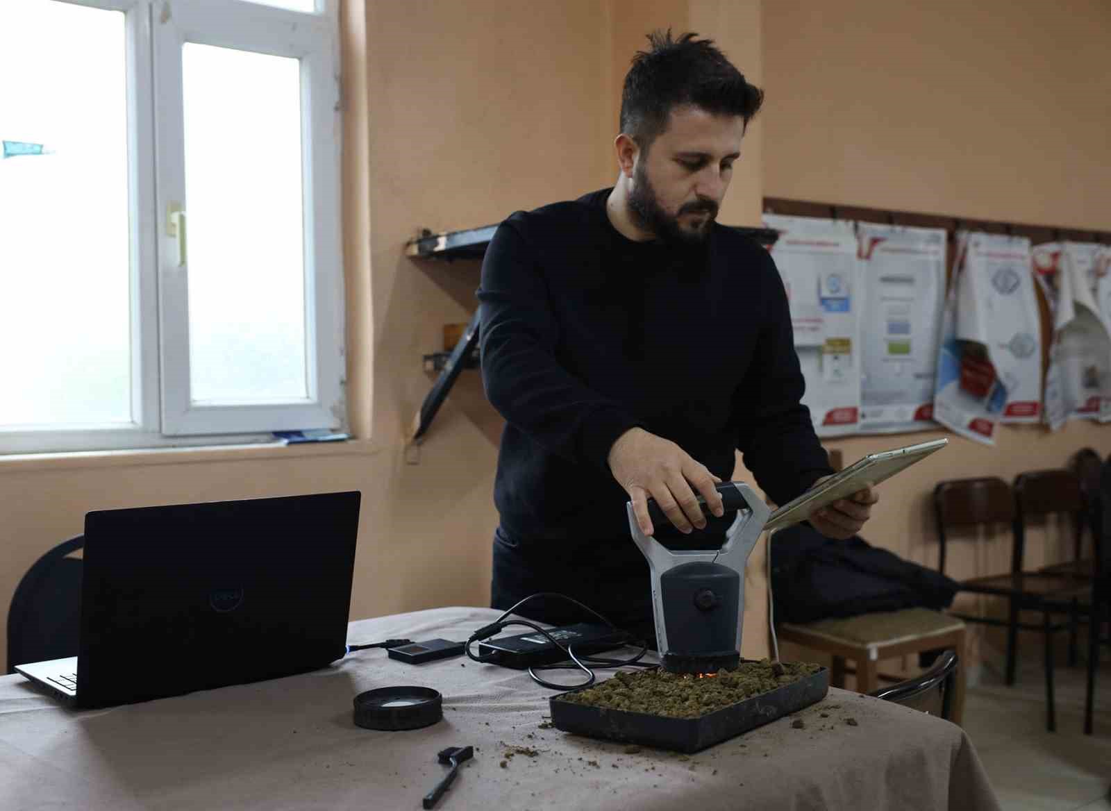 15 dakikada toprak yapısına uygun gübreleme programı hazırlanıyor
