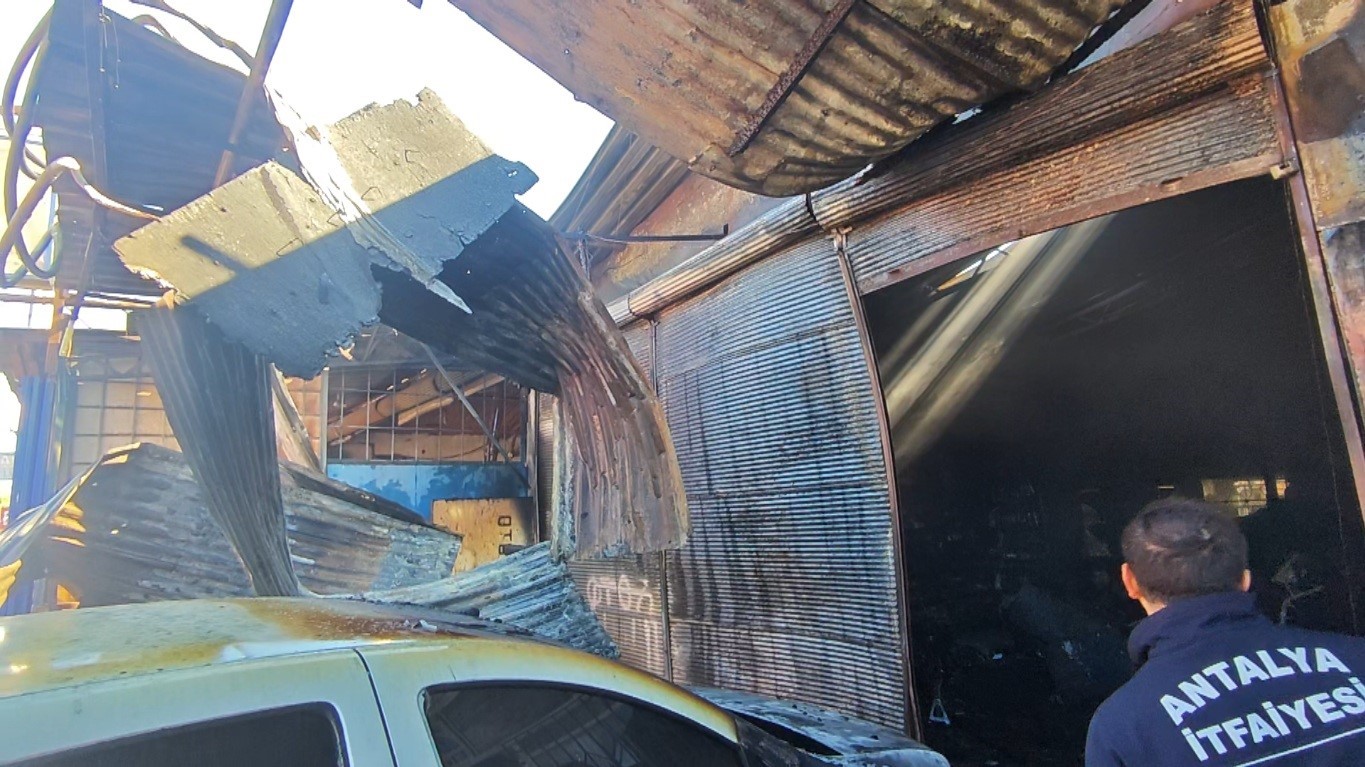 15 gün önce taşıdığı işyeri gözlerinin önünde küle döndü
15 gün önce taşıdığı işyeri gözlerinin önünde küle döndü