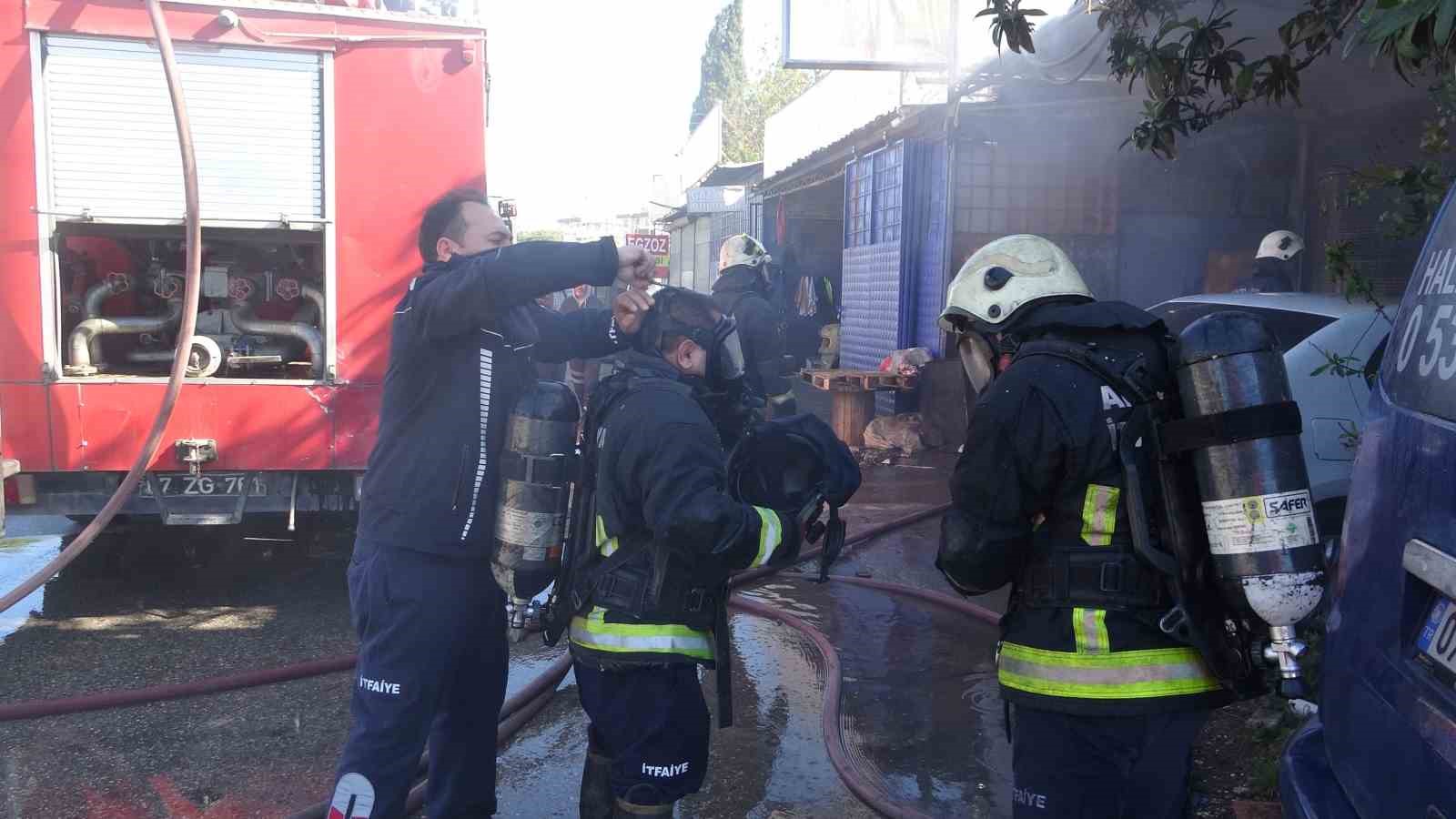 15 gün önce taşıdığı işyeri gözlerinin önünde küle döndü
15 gün önce taşıdığı işyeri gözlerinin önünde küle döndü