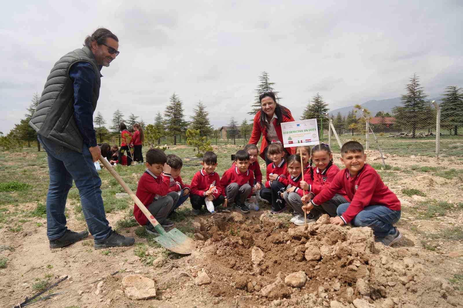 15 okuldan 230 öğrenci 115 fidanı toprakla buluşturdu
