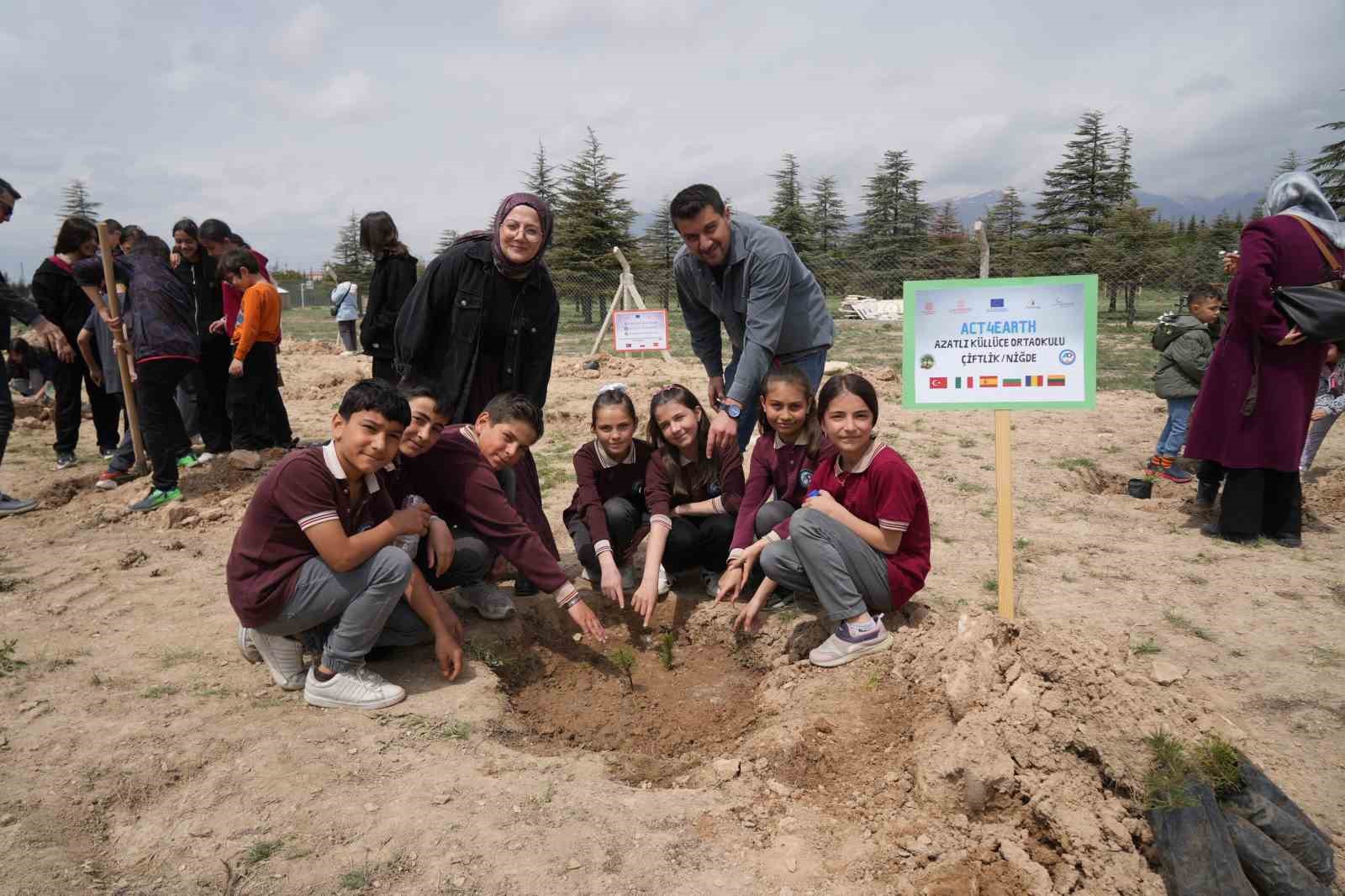 15 okuldan 230 öğrenci 115 fidanı toprakla buluşturdu
