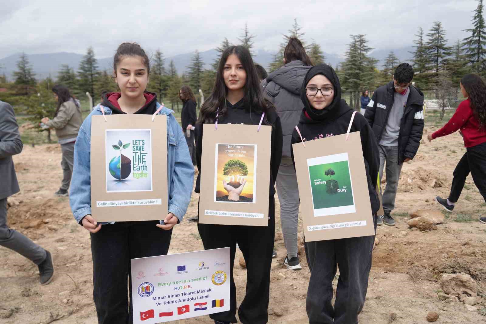 15 okuldan 230 öğrenci 115 fidanı toprakla buluşturdu
