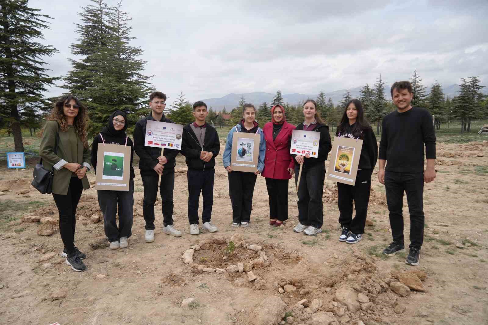 15 okuldan 230 öğrenci 115 fidanı toprakla buluşturdu
