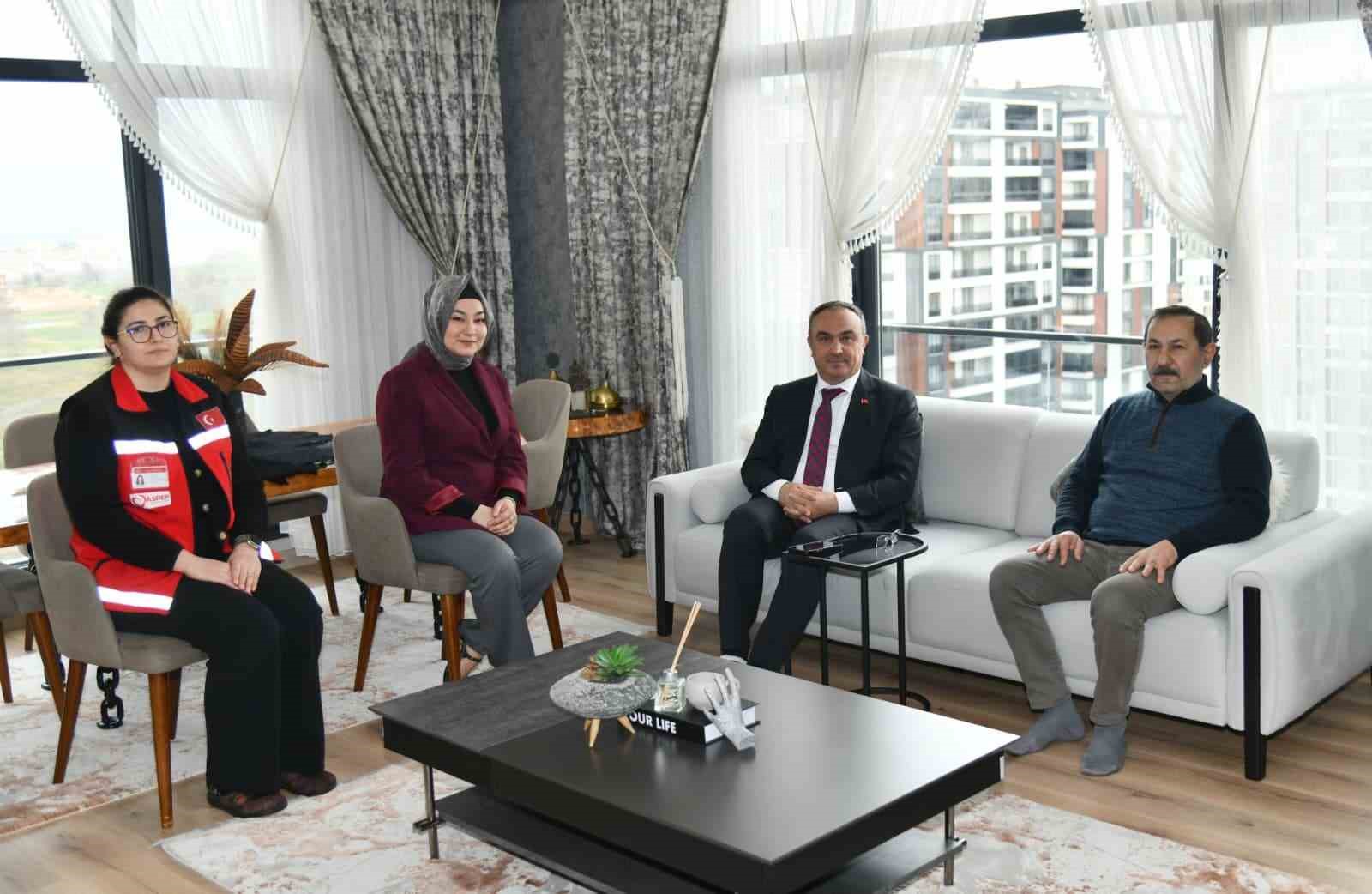 15 Temmuz şehidinin kızını ziyaret eden Vali: "Onlar sayesinde milli irade gasp edilemedi"
