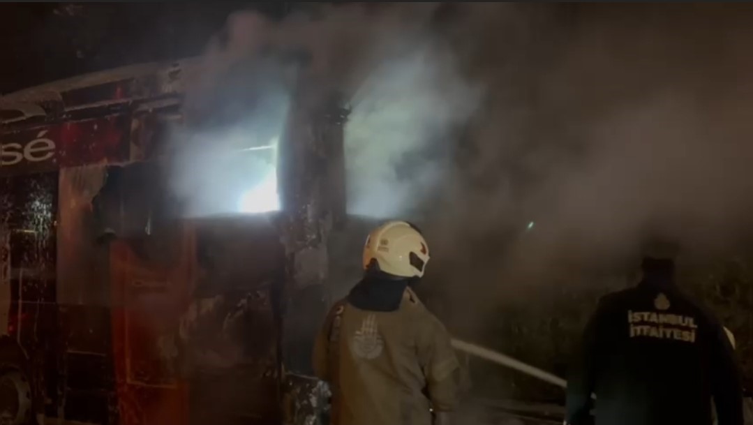 15 Temmuz Şehitler Köprüsü’nde metrobüs alev alev yandı: Yolcular tahliye edildi
