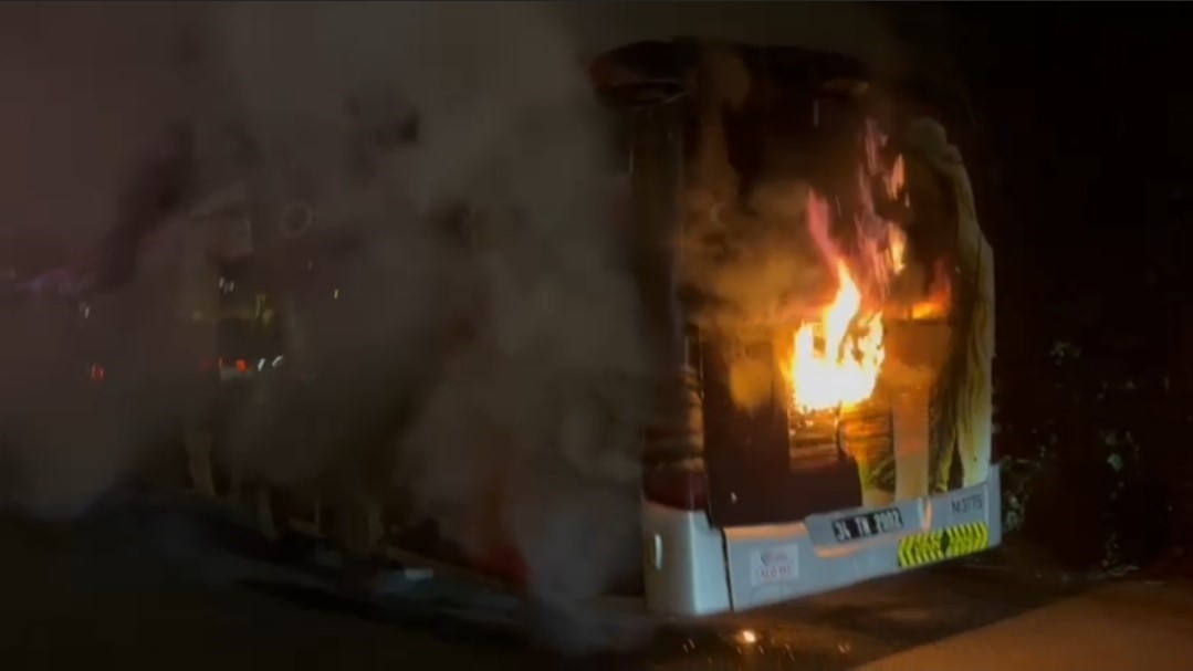 15 Temmuz Şehitler Köprüsü’nde metrobüs alev alev yandı: Yolcular tahliye edildi
