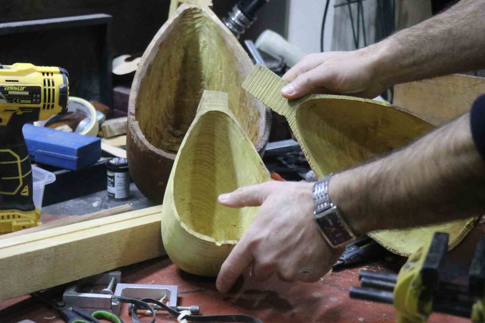 15 yaşında bir tahta parçasıyla başladığı mesleğinde 34 yıldır notalara şekil veriyor
15 yaşında bir tahta parçasıyla başladığı mesleğinde 34 yıldır notalara şekil veriyor