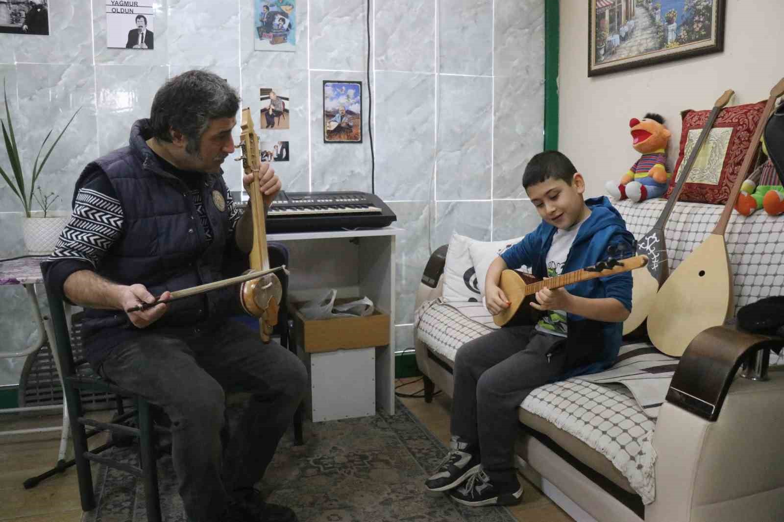 15 yaşında bir tahta parçasıyla başladığı mesleğinde 34 yıldır notalara şekil veriyor
15 yaşında bir tahta parçasıyla başladığı mesleğinde 34 yıldır notalara şekil veriyor