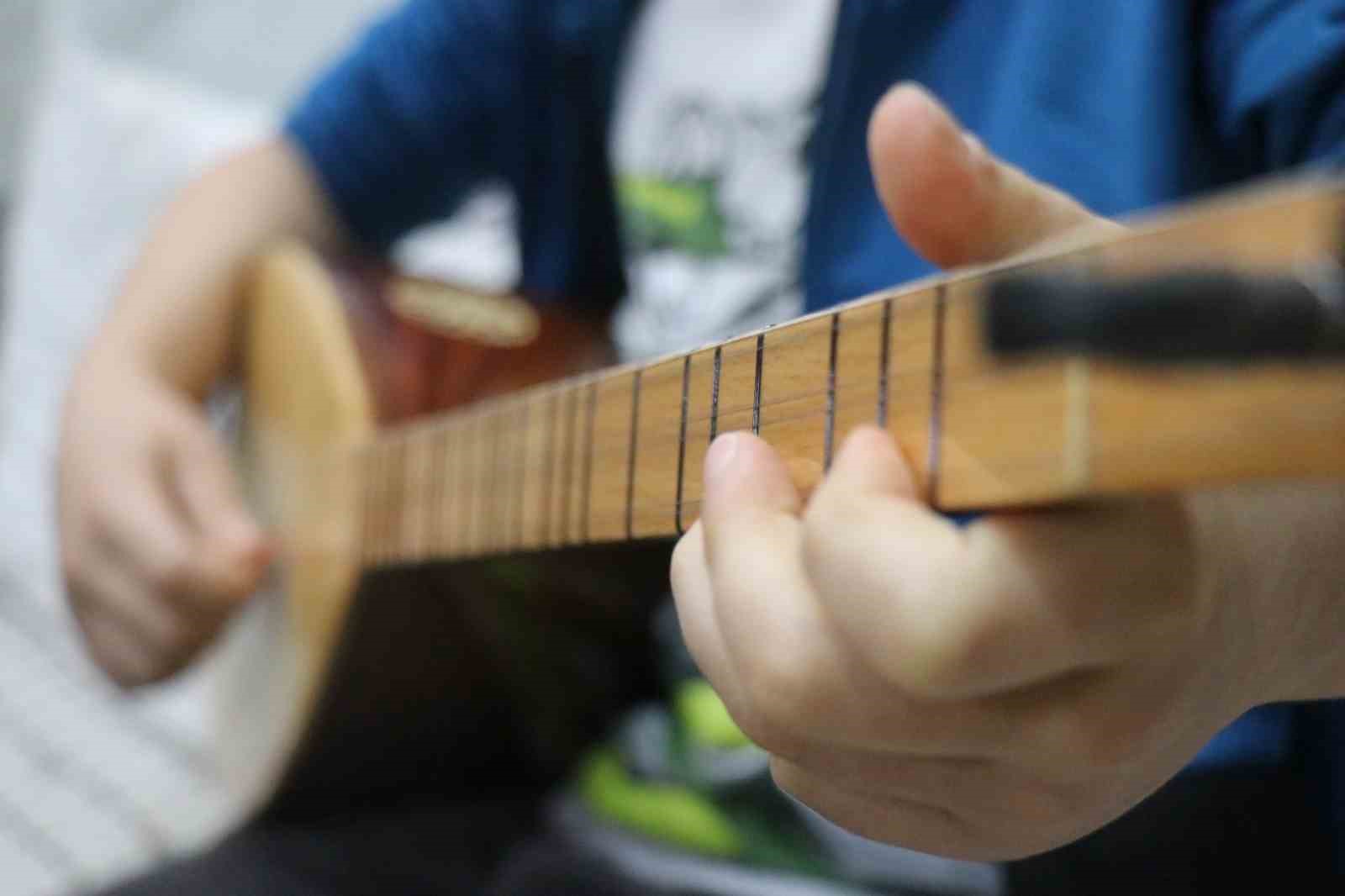 15 yaşında bir tahta parçasıyla başladığı mesleğinde 34 yıldır notalara şekil veriyor
15 yaşında bir tahta parçasıyla başladığı mesleğinde 34 yıldır notalara şekil veriyor