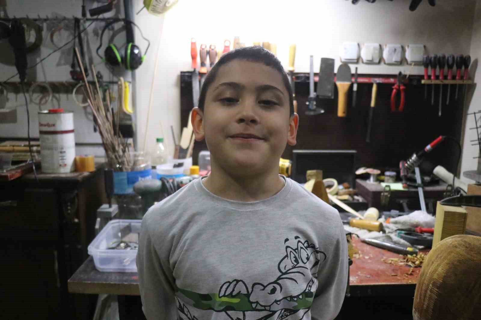 15 yaşında bir tahta parçasıyla başladığı mesleğinde 34 yıldır notalara şekil veriyor
15 yaşında bir tahta parçasıyla başladığı mesleğinde 34 yıldır notalara şekil veriyor