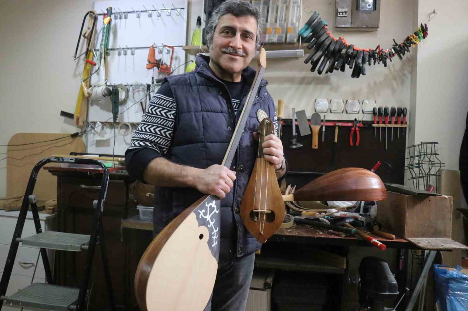 15 yaşında bir tahta parçasıyla başladığı mesleğinde 34 yıldır notalara şekil veriyor
15 yaşında bir tahta parçasıyla başladığı mesleğinde 34 yıldır notalara şekil veriyor