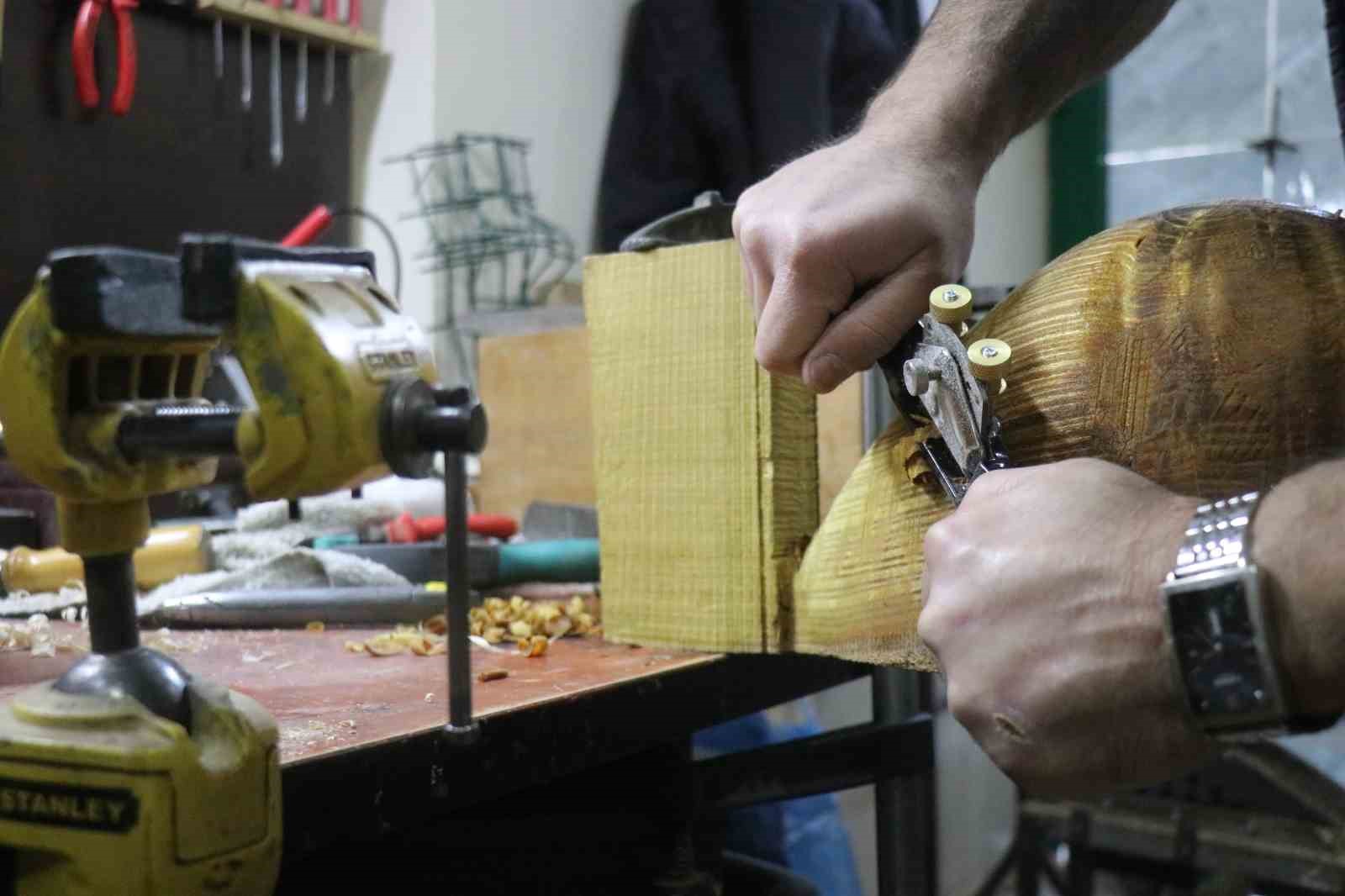 15 yaşında bir tahta parçasıyla başladığı mesleğinde 34 yıldır notalara şekil veriyor
15 yaşında bir tahta parçasıyla başladığı mesleğinde 34 yıldır notalara şekil veriyor