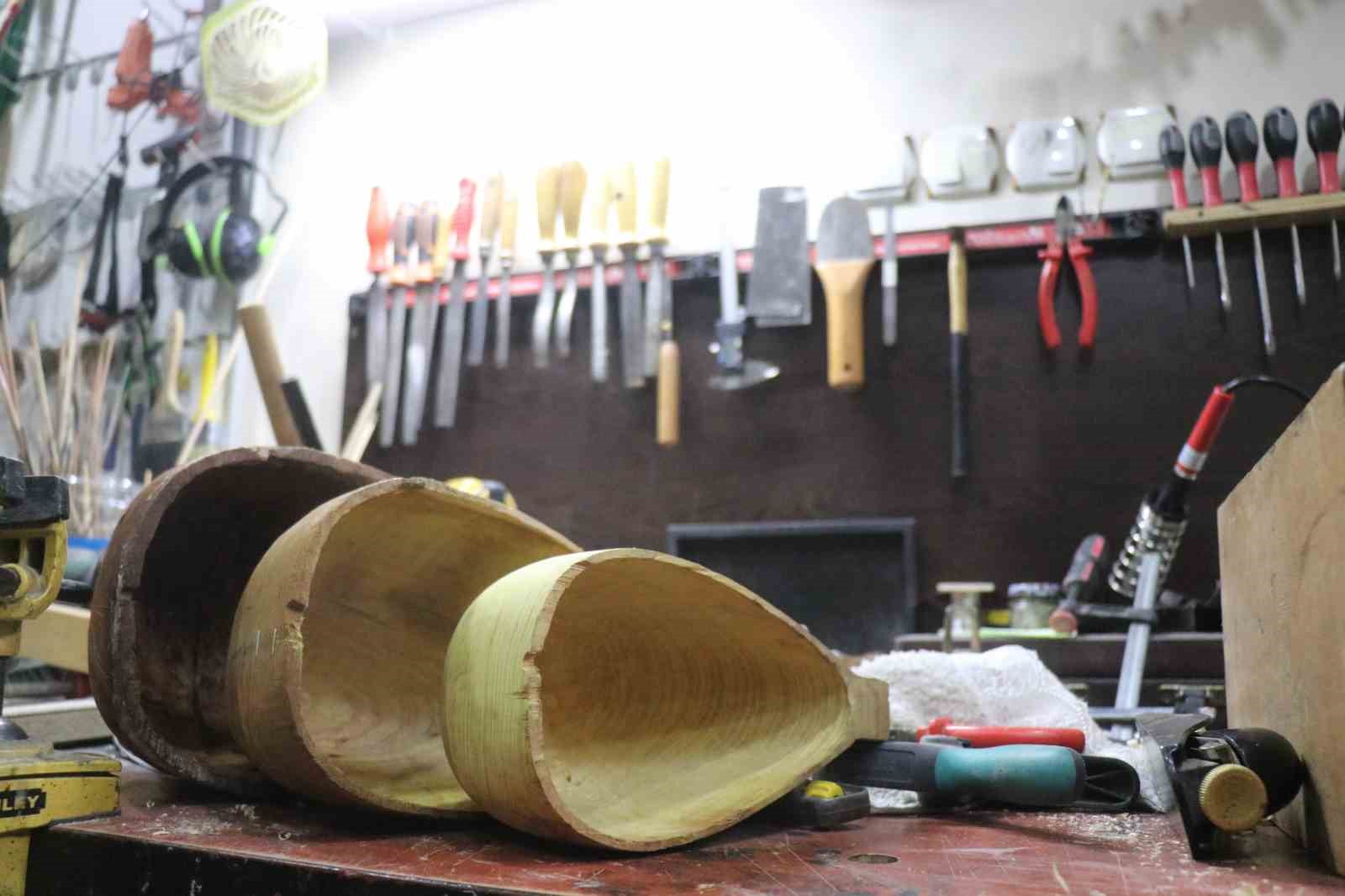 15 yaşında bir tahta parçasıyla başladığı mesleğinde 34 yıldır notalara şekil veriyor
15 yaşında bir tahta parçasıyla başladığı mesleğinde 34 yıldır notalara şekil veriyor