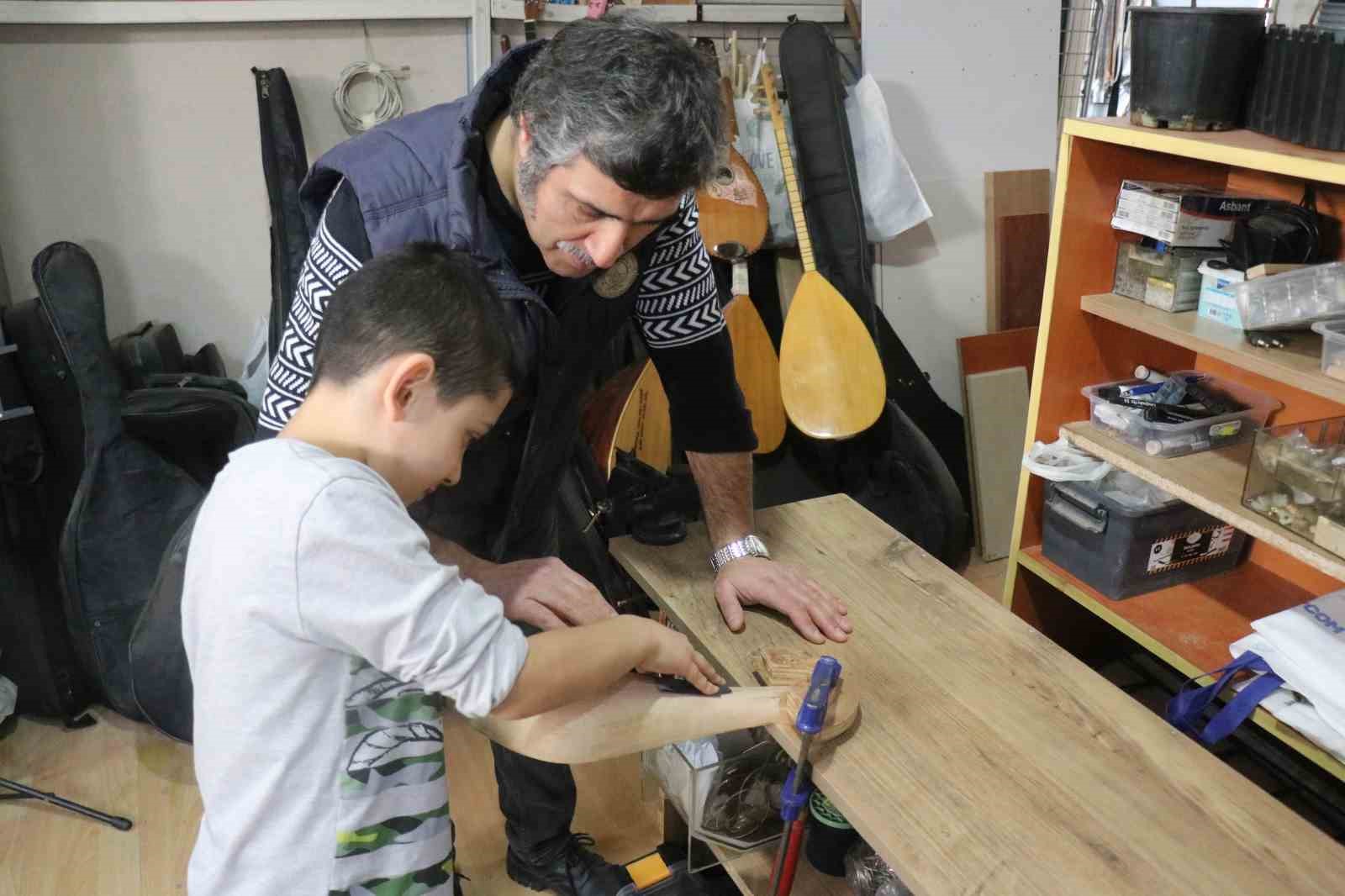 15 yaşında bir tahta parçasıyla başladığı mesleğinde 34 yıldır notalara şekil veriyor
15 yaşında bir tahta parçasıyla başladığı mesleğinde 34 yıldır notalara şekil veriyor