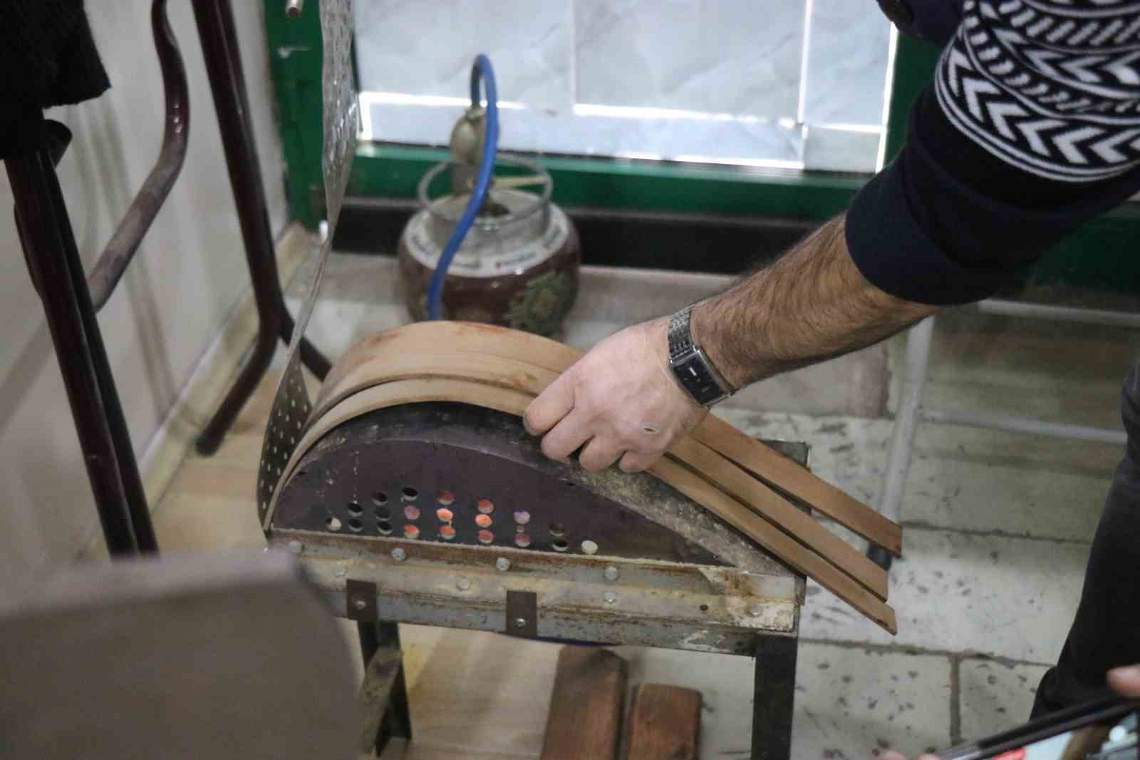 15 yaşında bir tahta parçasıyla başladığı mesleğinde 34 yıldır notalara şekil veriyor
15 yaşında bir tahta parçasıyla başladığı mesleğinde 34 yıldır notalara şekil veriyor