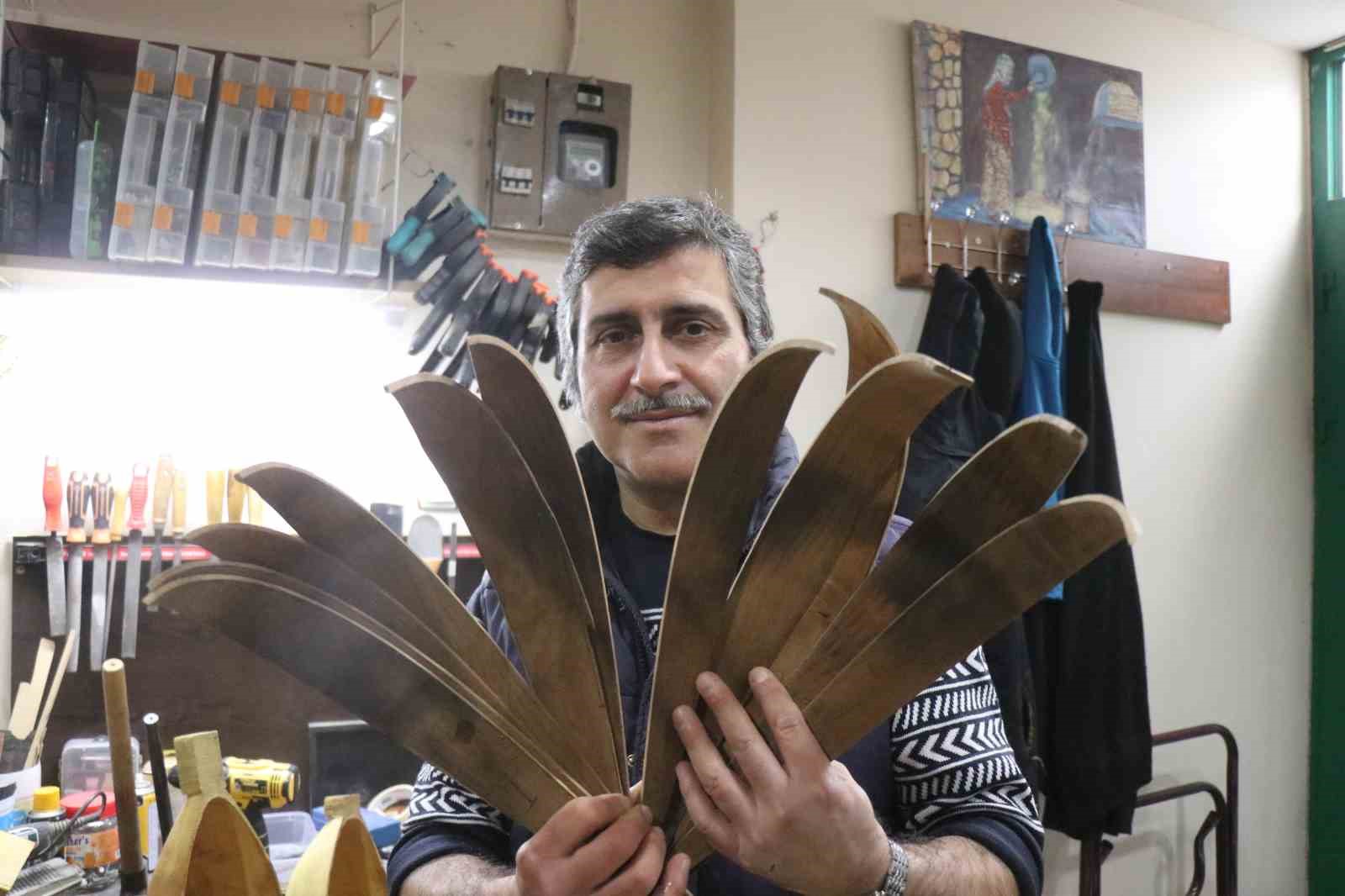 15 yaşında bir tahta parçasıyla başladığı mesleğinde 34 yıldır notalara şekil veriyor
15 yaşında bir tahta parçasıyla başladığı mesleğinde 34 yıldır notalara şekil veriyor