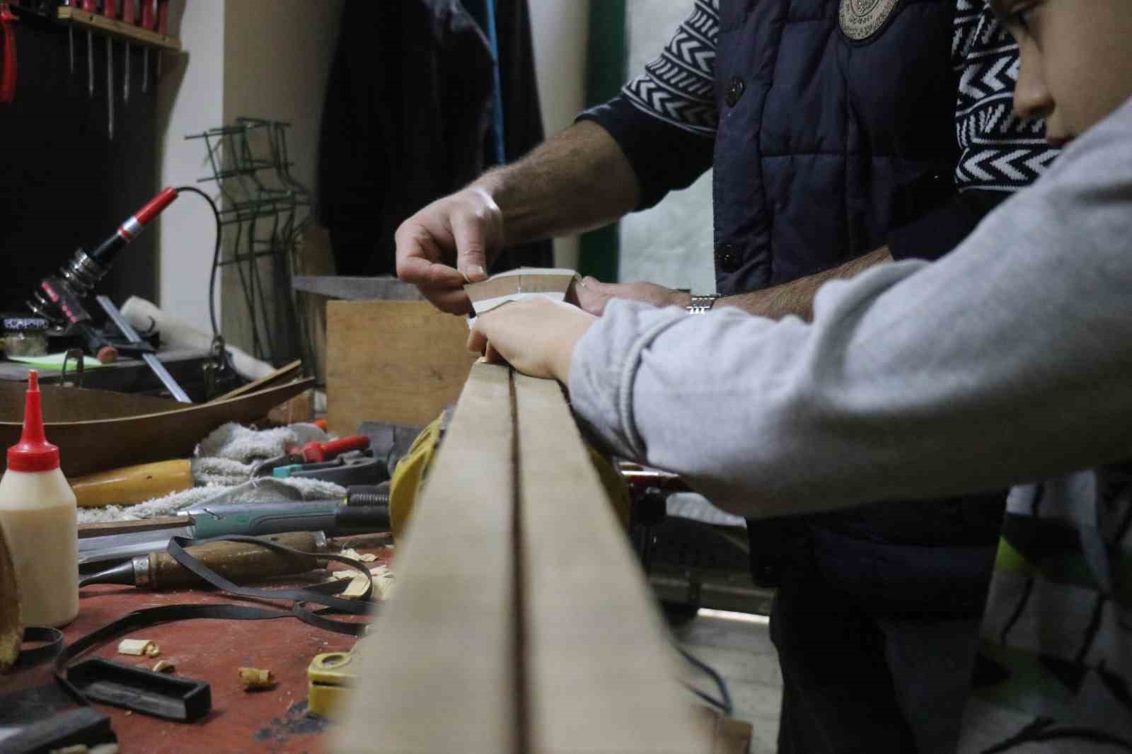 15 yaşında bir tahta parçasıyla başladığı mesleğinde 34 yıldır notalara şekil veriyor
15 yaşında bir tahta parçasıyla başladığı mesleğinde 34 yıldır notalara şekil veriyor