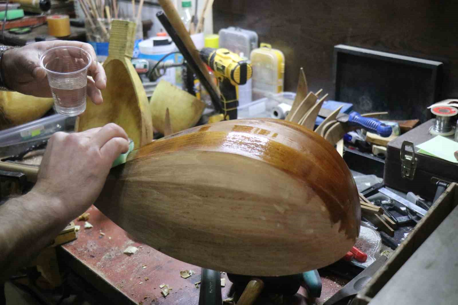 15 yaşında bir tahta parçasıyla başladığı mesleğinde 34 yıldır notalara şekil veriyor
15 yaşında bir tahta parçasıyla başladığı mesleğinde 34 yıldır notalara şekil veriyor