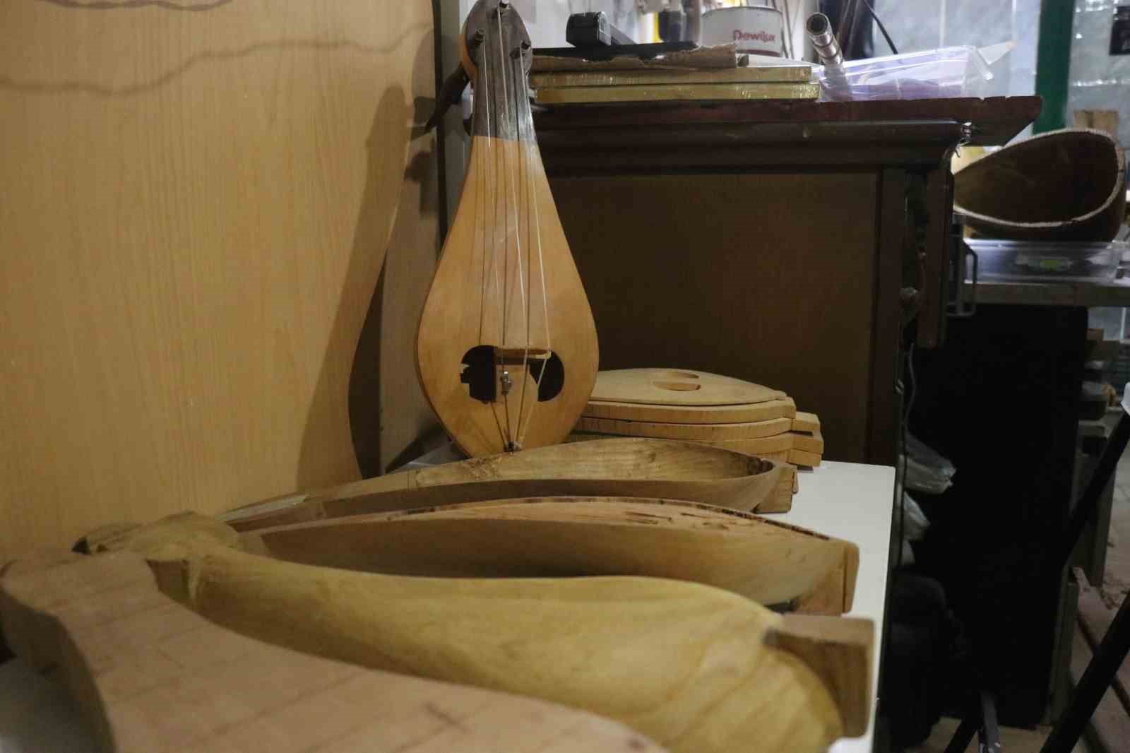 15 yaşında bir tahta parçasıyla başladığı mesleğinde 34 yıldır notalara şekil veriyor
15 yaşında bir tahta parçasıyla başladığı mesleğinde 34 yıldır notalara şekil veriyor