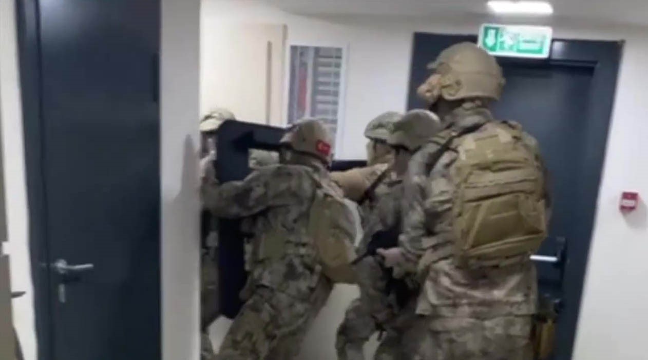 15 yıl hapis cezasıyla aranıyordu: Sahte avukat kimlikleriyle yakalandı
