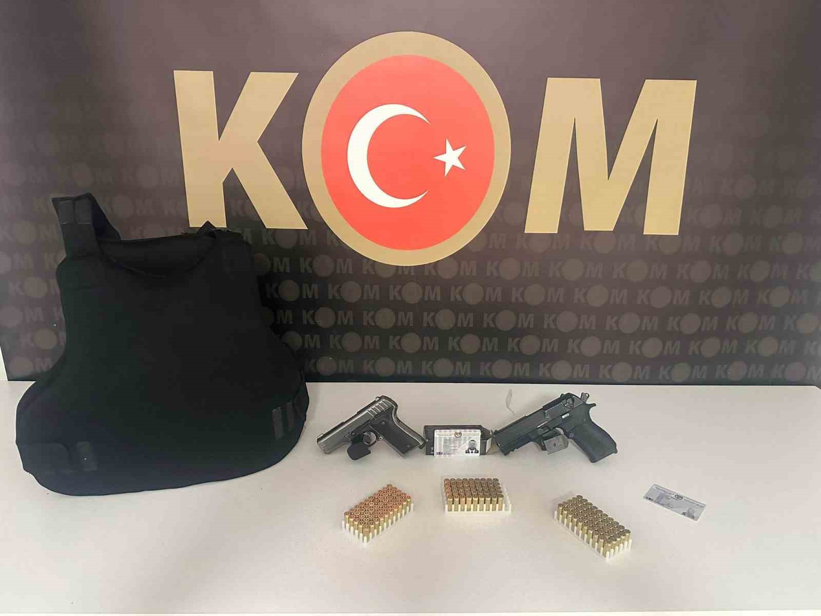 15 yıl hapis cezasıyla aranıyordu: Sahte avukat kimlikleriyle yakalandı
