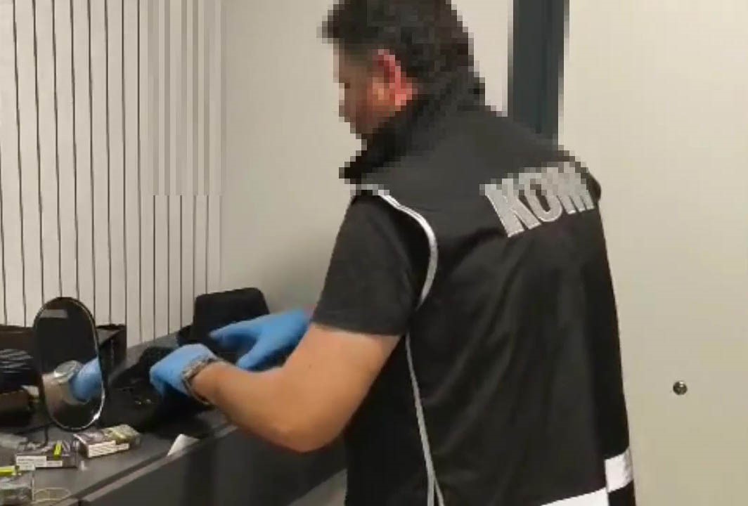 15 yıl hapis cezasıyla aranıyordu: Sahte avukat kimlikleriyle yakalandı
