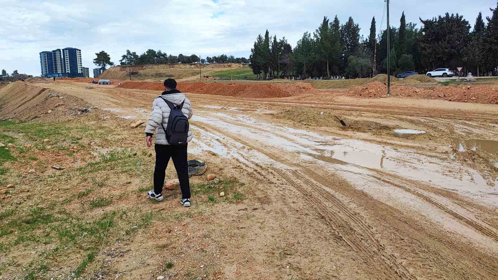 15 yıllık Çukurova Güzel Sanatlar Lisesi çamura teslim
