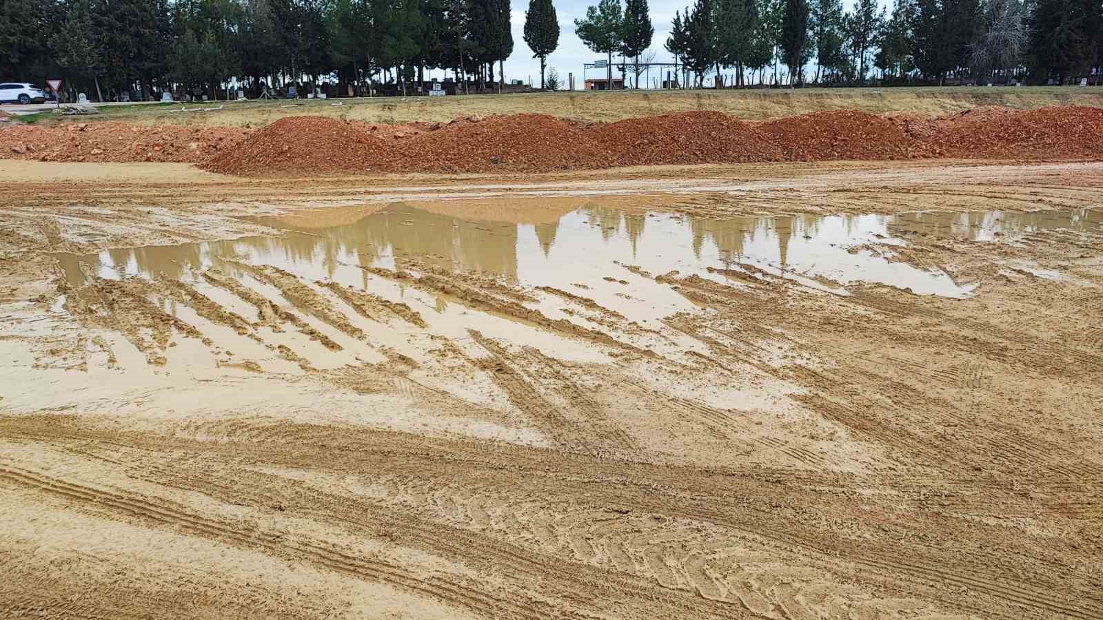 15 yıllık Çukurova Güzel Sanatlar Lisesi çamura teslim
