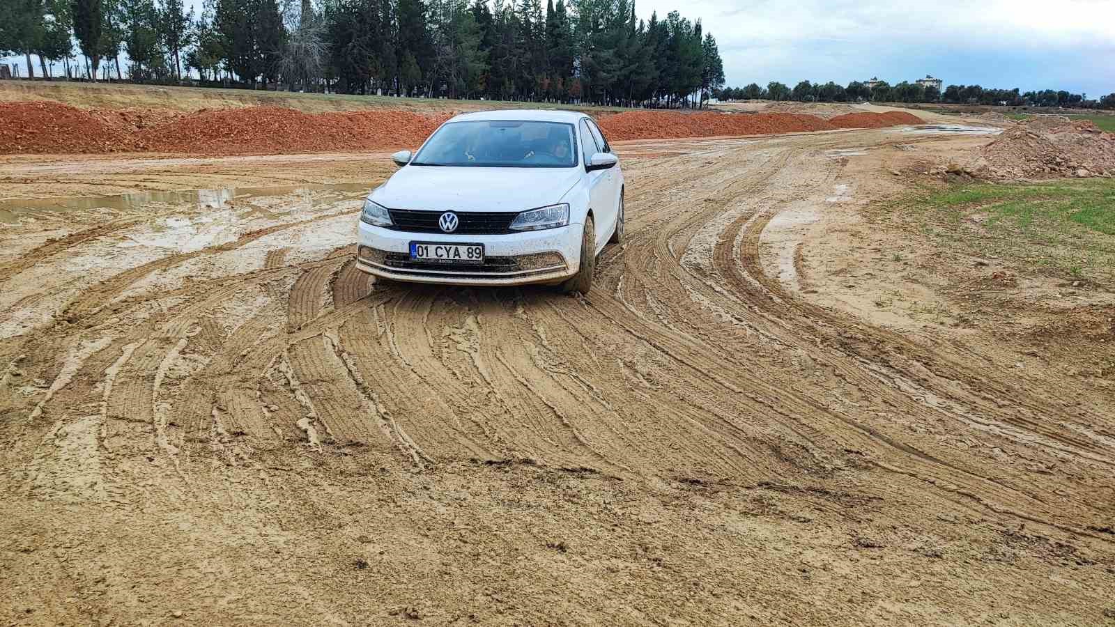 15 yıllık Çukurova Güzel Sanatlar Lisesi çamura teslim
