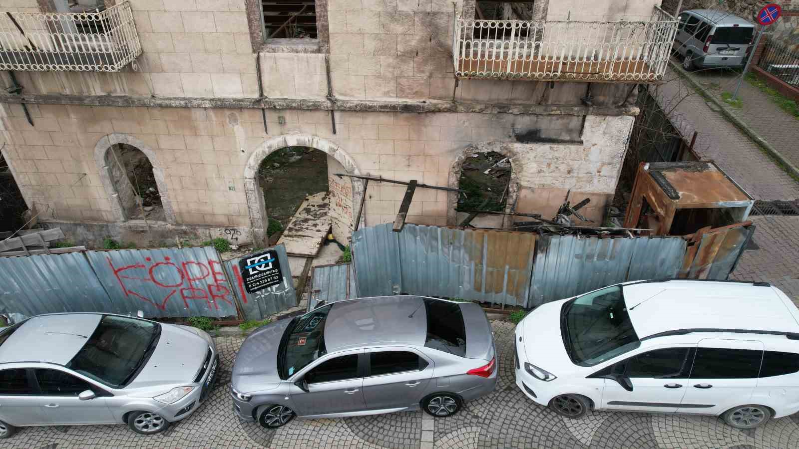 156 yıllık tarihi bina yangında zarar gördü
