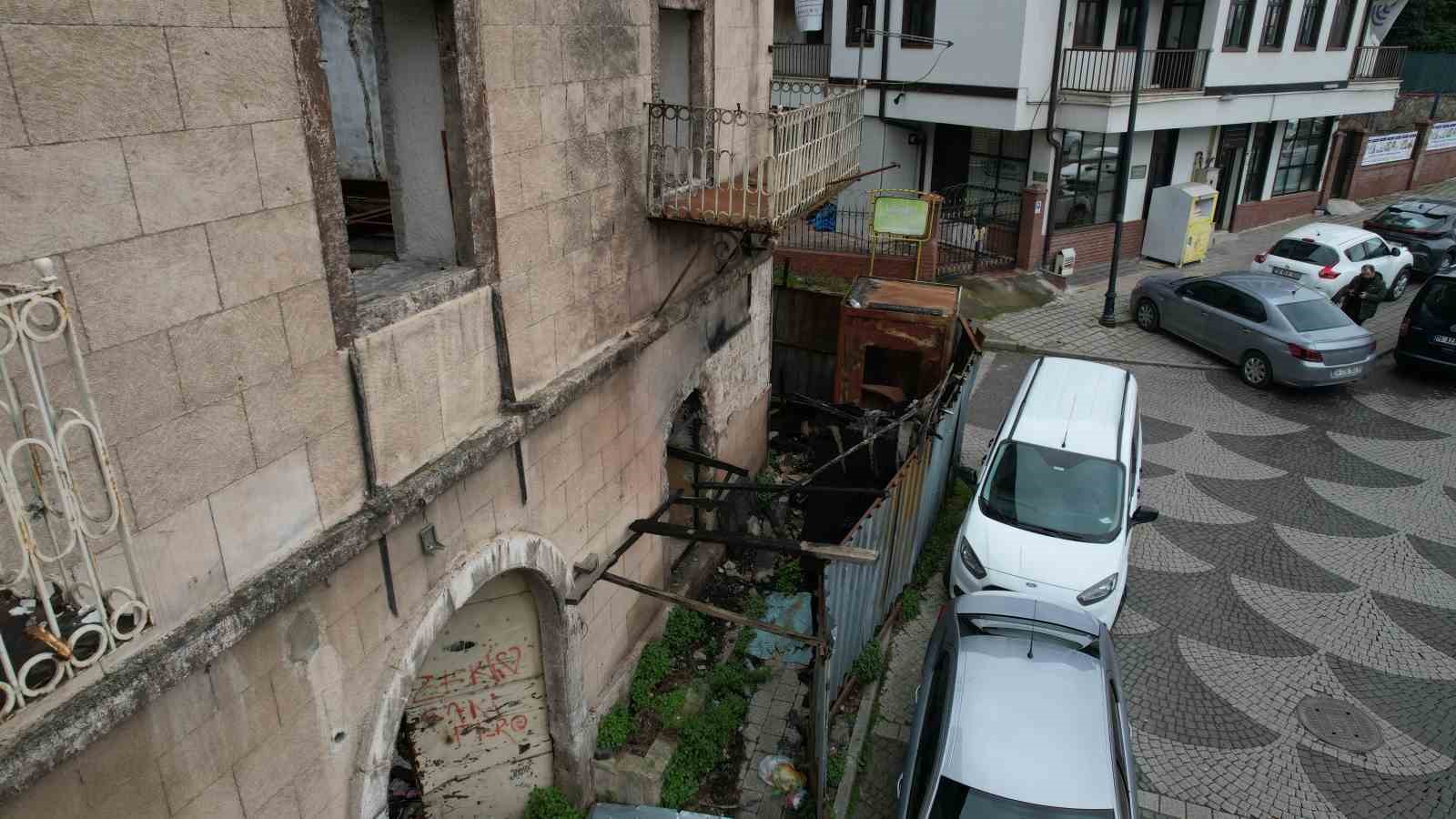 156 yıllık tarihi bina yangında zarar gördü
