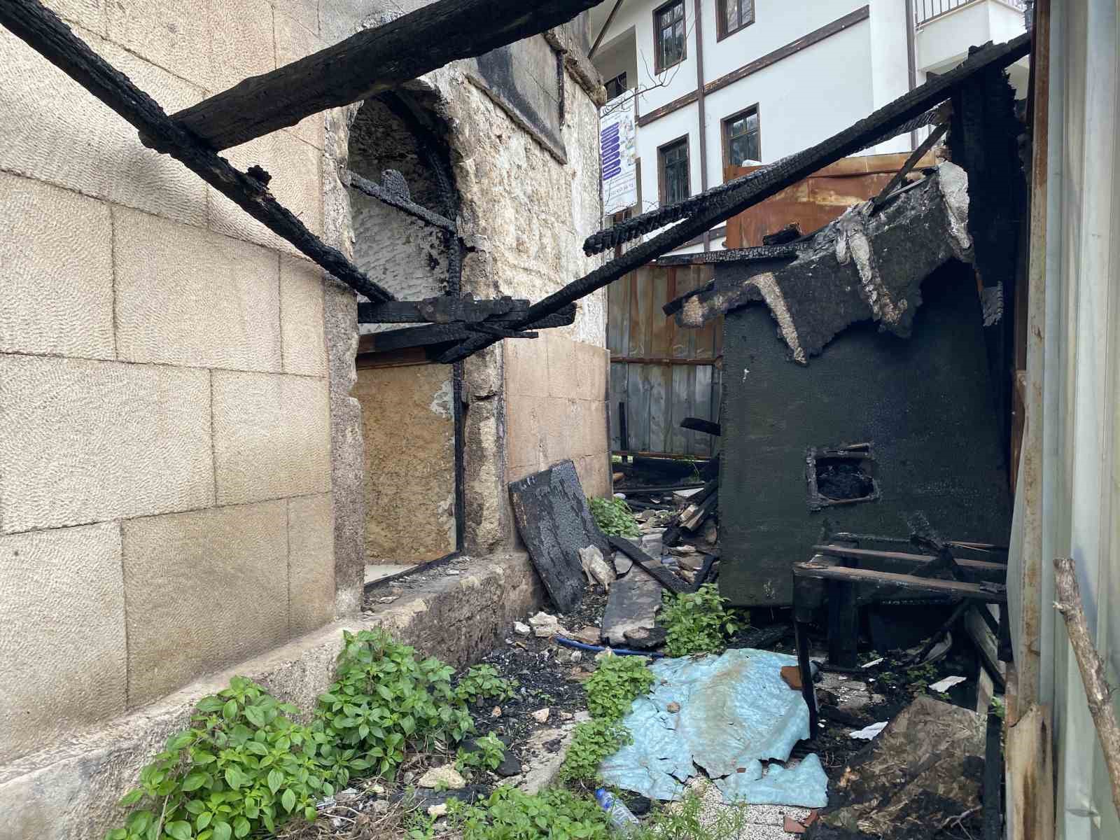 156 yıllık tarihi bina yangında zarar gördü
